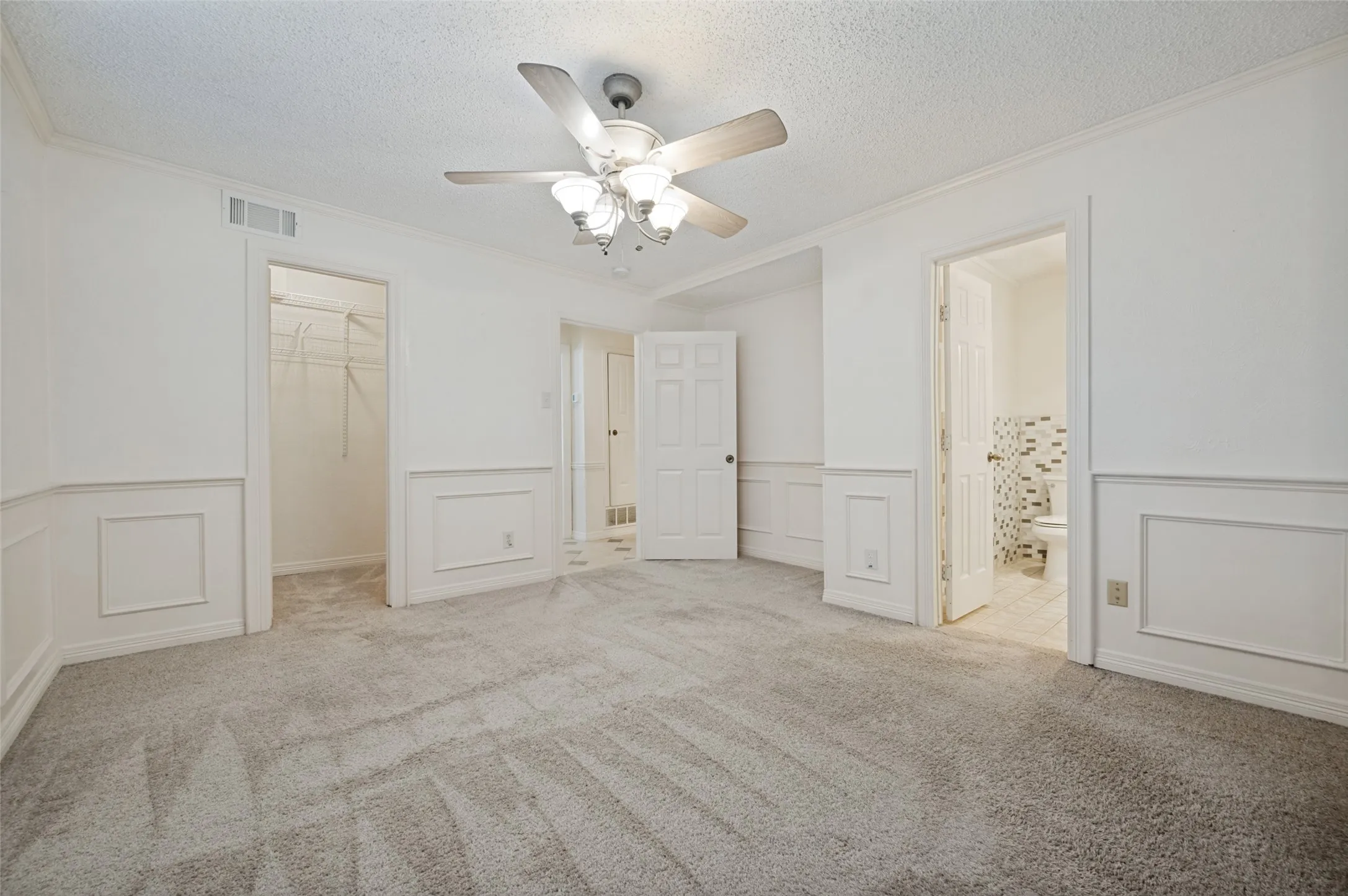Single Family Residence For Sale in Dallas County , 221 Linda Lane, Irving, Texas 75062, 4 Bedroom, 2 Bathroom, 2 Garage spaces, 1,873 Sqft, built in 1960, mls#21328002, Real Estate Agent in Irving, Homes For Sale in Dallas county, Homes For Sale in Irving, Realtor in Irving Texas, Real Estate Brokerage Independent Realty Texas, Luminita Cordes Realtor
