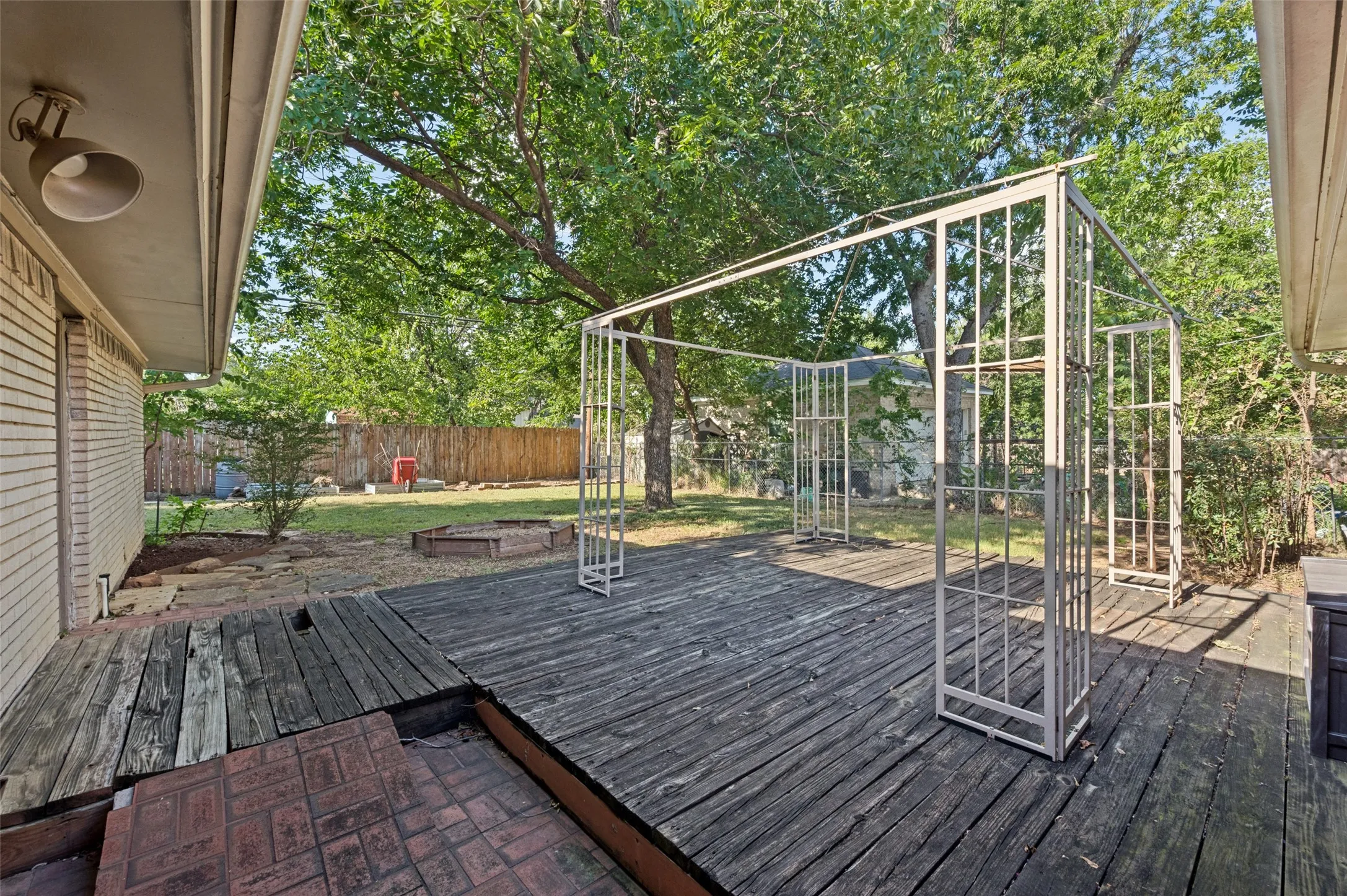 Single Family Residence For Sale in Dallas County , 221 Linda Lane, Irving, Texas 75062, 4 Bedroom, 2 Bathroom, 2 Garage spaces, 1,873 Sqft, built in 1960, mls#21328002, Real Estate Agent in Irving, Homes For Sale in Dallas county, Homes For Sale in Irving, Realtor in Irving Texas, Real Estate Brokerage Independent Realty Texas, Luminita Cordes Realtor