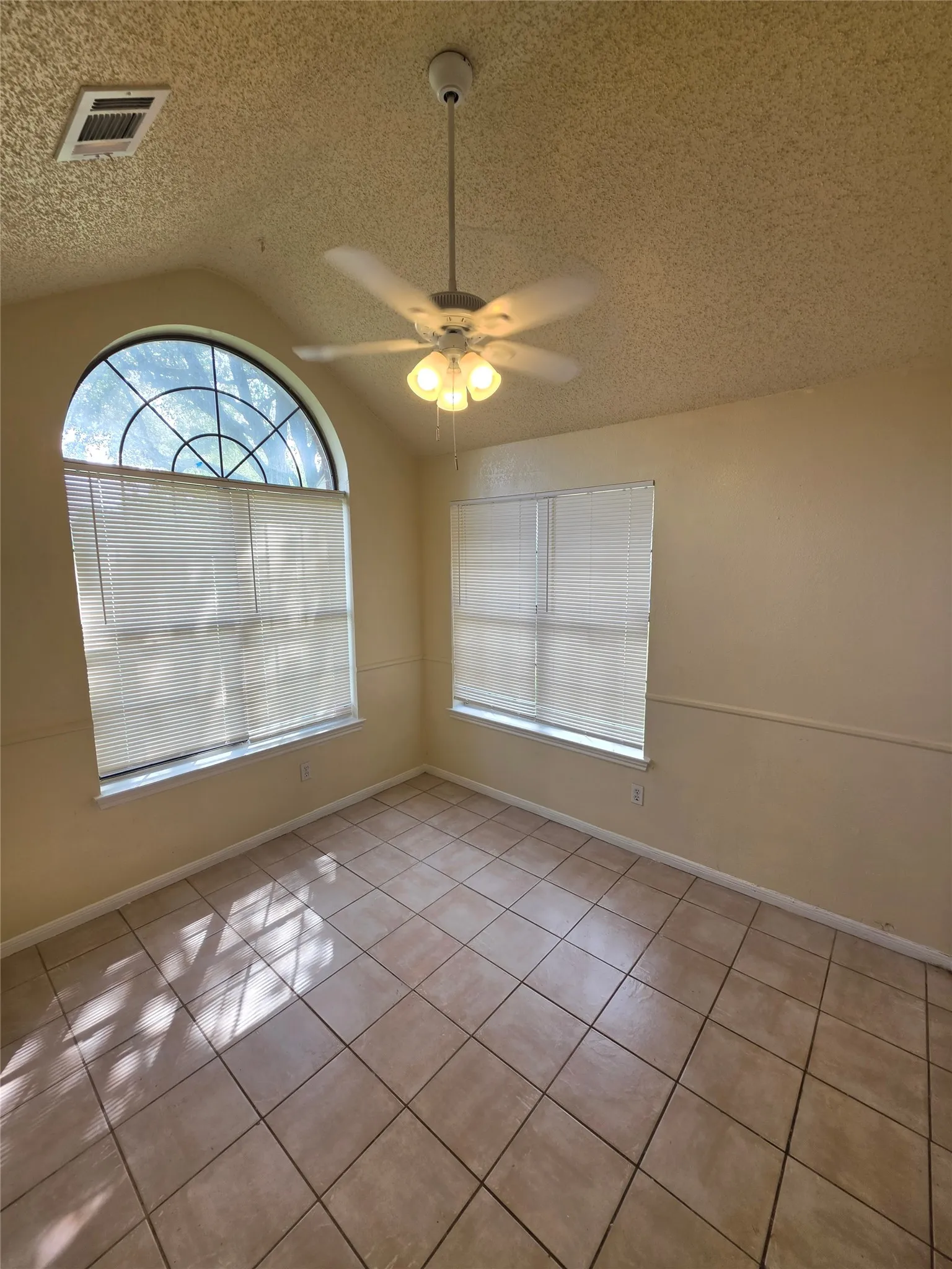 Single Family Residence For Rent in Dallas County , 401 Channel View Terrace, De Soto, Texas 75115, 3 Bedrooms, 2 Bathrooms, 2 Garage spaces, 1,648 Sqft, built in 1989, Price $2,150, mls#21328019, Real Estate Agent in De Soto, Homes For Rent in Dallas county, Homes For Rent in De Soto, Realtor in De Soto Texas, Real Estate Brokerage Independent Realty Texas, Luminita Cordes Realtor