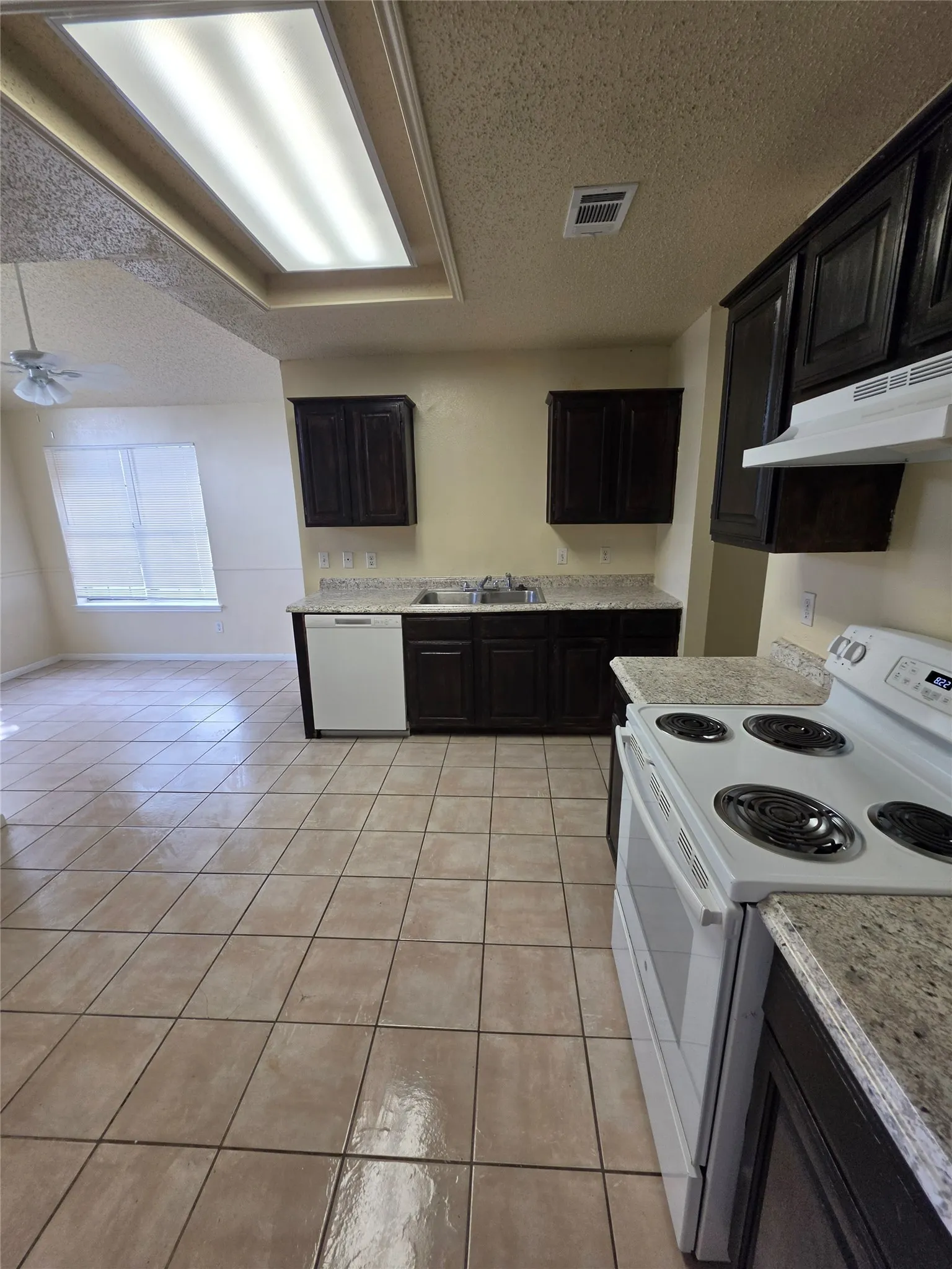Single Family Residence For Rent in Dallas County , 401 Channel View Terrace, De Soto, Texas 75115, 3 Bedrooms, 2 Bathrooms, 2 Garage spaces, 1,648 Sqft, built in 1989, Price $2,150, mls#21328019, Real Estate Agent in De Soto, Homes For Rent in Dallas county, Homes For Rent in De Soto, Realtor in De Soto Texas, Real Estate Brokerage Independent Realty Texas, Luminita Cordes Realtor
