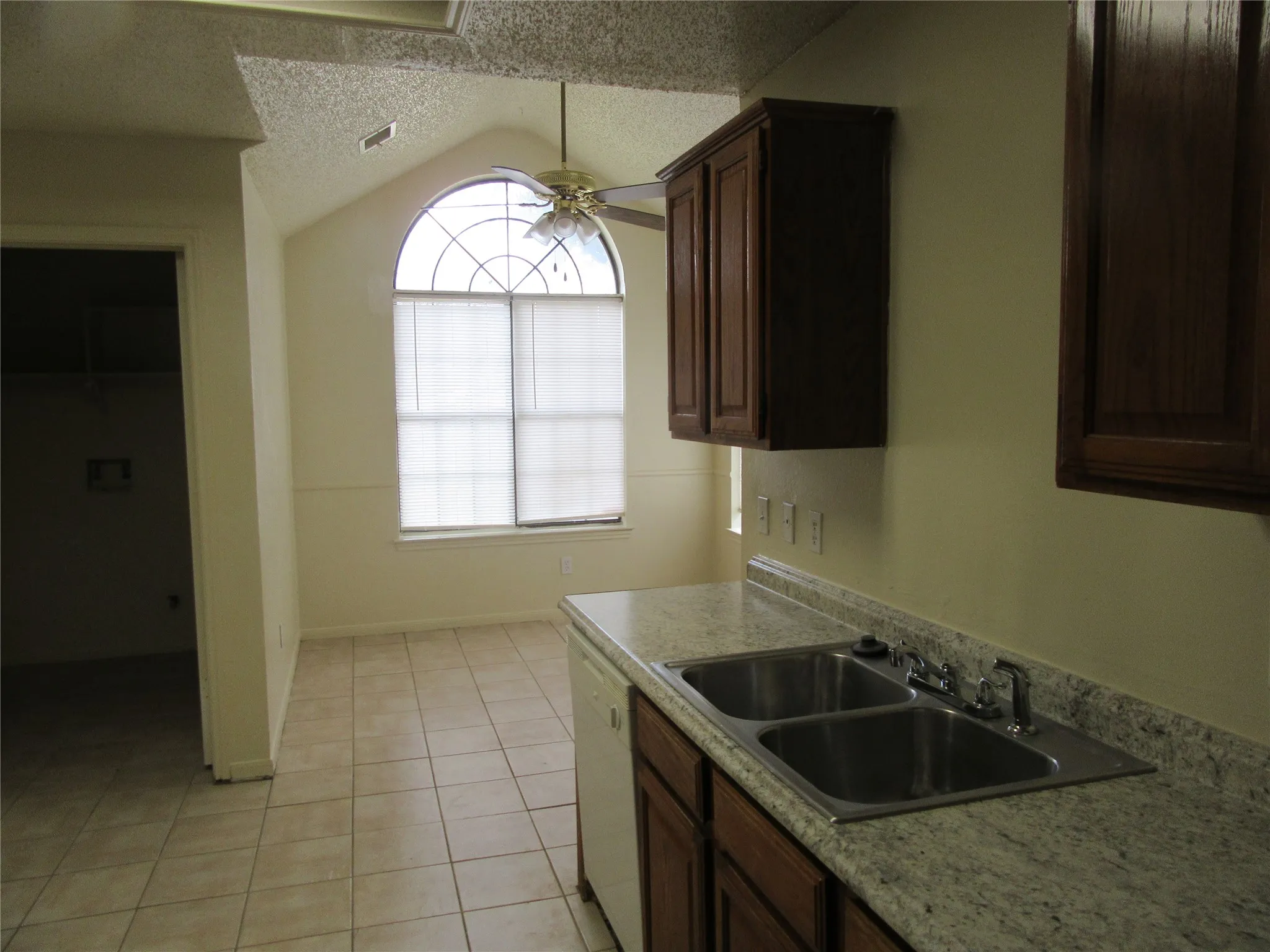 Single Family Residence For Rent in Dallas County , 401 Channel View Terrace, De Soto, Texas 75115, 3 Bedrooms, 2 Bathrooms, 2 Garage spaces, 1,648 Sqft, built in 1989, Price $2,150, mls#21328019, Real Estate Agent in De Soto, Homes For Rent in Dallas county, Homes For Rent in De Soto, Realtor in De Soto Texas, Real Estate Brokerage Independent Realty Texas, Luminita Cordes Realtor