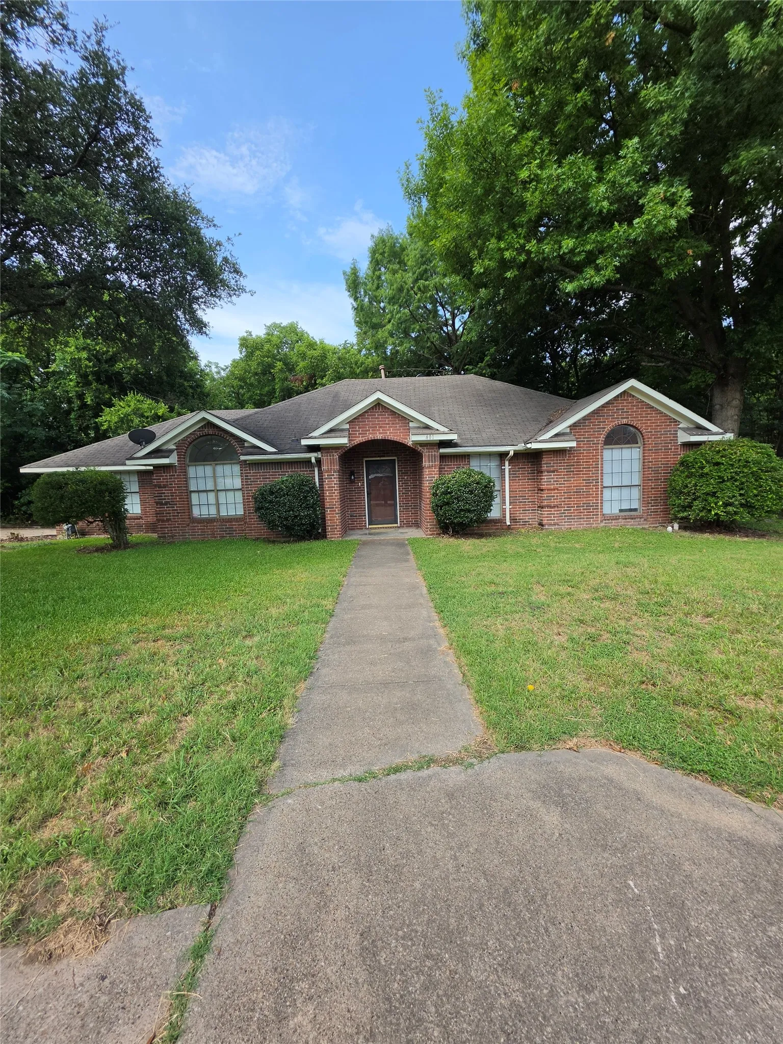Single Family Residence For Rent in Dallas County , 401 Channel View Terrace, De Soto, Texas 75115, 3 Bedrooms, 2 Bathrooms, 2 Garage spaces, 1,648 Sqft, built in 1989, Price $2,150, mls#21328019, Real Estate Agent in De Soto, Homes For Rent in Dallas county, Homes For Rent in De Soto, Realtor in De Soto Texas, Real Estate Brokerage Independent Realty Texas, Luminita Cordes Realtor