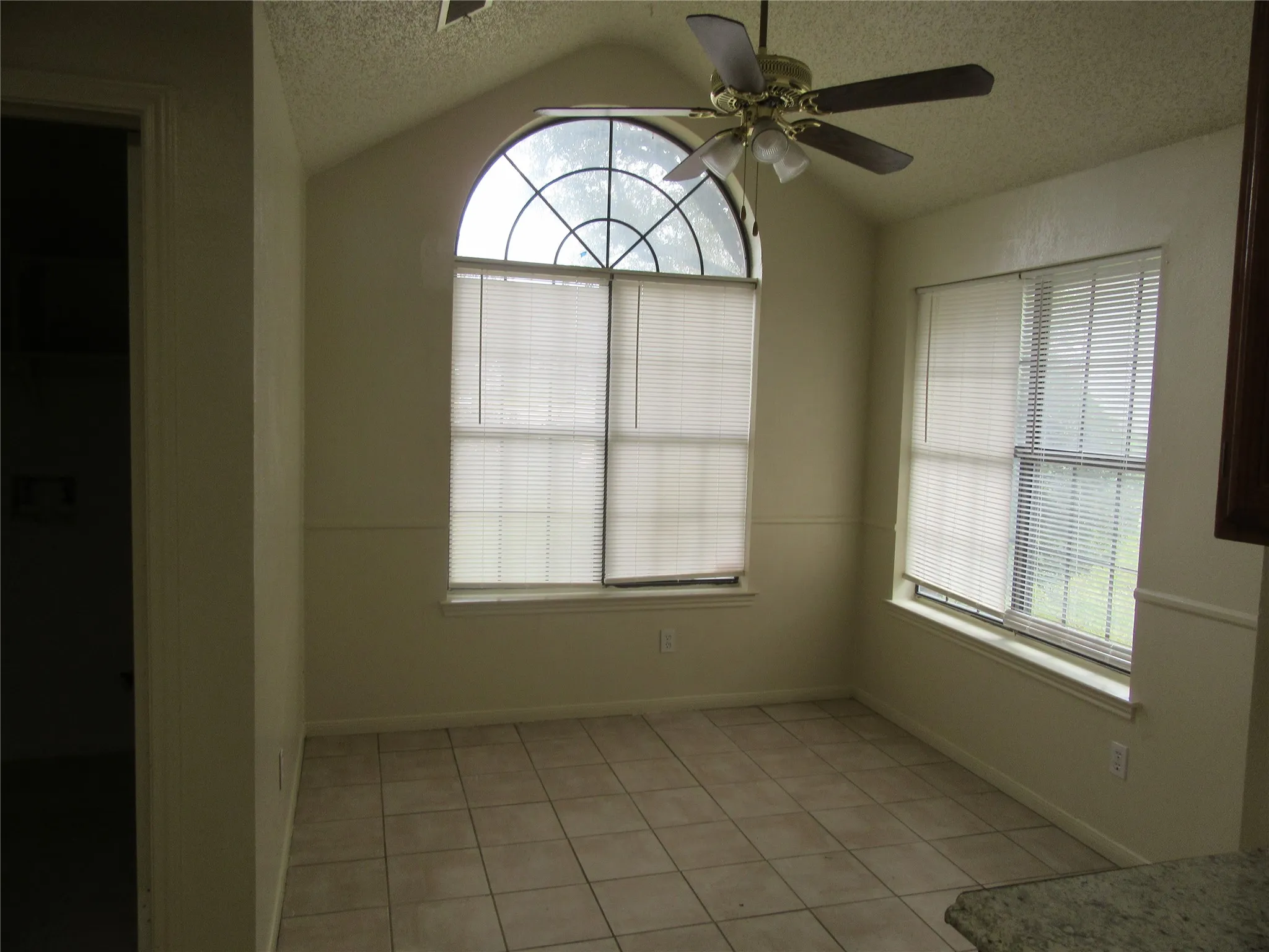 Single Family Residence For Rent in Dallas County , 401 Channel View Terrace, De Soto, Texas 75115, 3 Bedrooms, 2 Bathrooms, 2 Garage spaces, 1,648 Sqft, built in 1989, Price $2,150, mls#21328019, Real Estate Agent in De Soto, Homes For Rent in Dallas county, Homes For Rent in De Soto, Realtor in De Soto Texas, Real Estate Brokerage Independent Realty Texas, Luminita Cordes Realtor