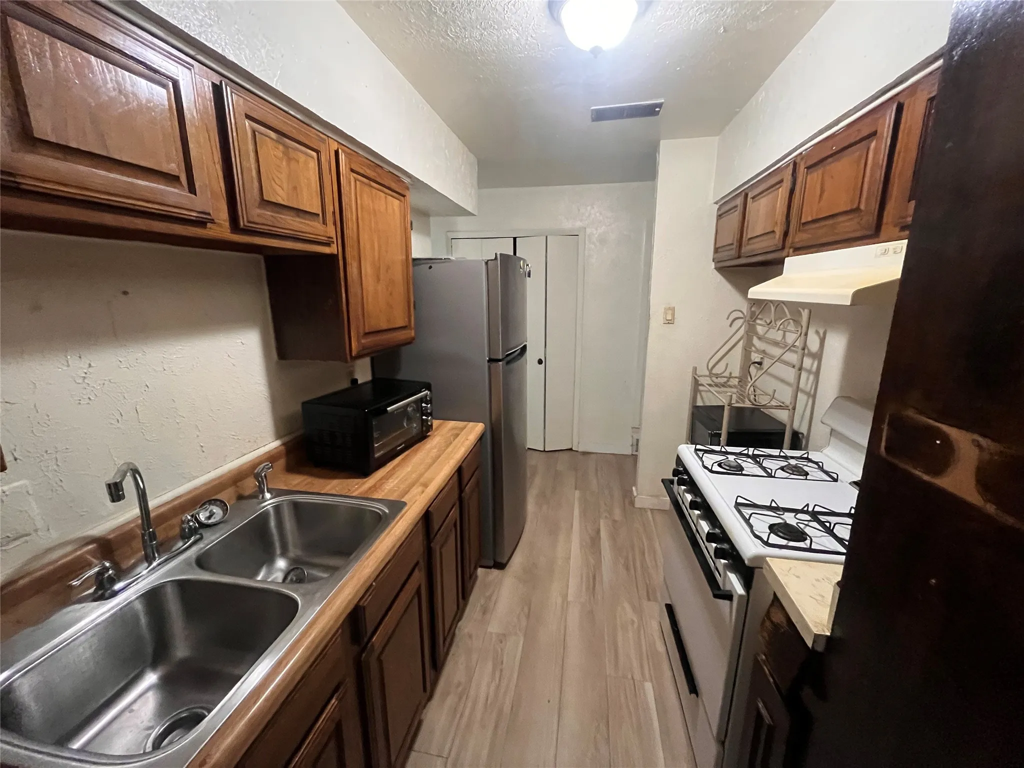 Single Family Residence For Sale in Dallas County , 6808 Sweet Sue Lane, Dallas, Texas 75241, 3 Bedroom, 2 Bathroom, 1 Garage spaces, 1,378 Sqft, built in 1962, mls#21328032, Real Estate Agent in Dallas, Homes For Sale in Dallas county, Homes For Sale in Dallas, Realtor in Dallas Texas, Real Estate Brokerage Independent Realty Texas, Luminita Cordes Realtor