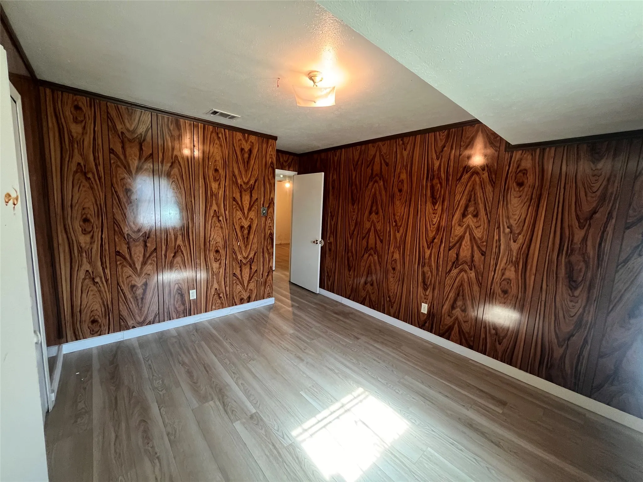 Single Family Residence For Sale in Dallas County , 6808 Sweet Sue Lane, Dallas, Texas 75241, 3 Bedroom, 2 Bathroom, 1 Garage spaces, 1,378 Sqft, built in 1962, mls#21328032, Real Estate Agent in Dallas, Homes For Sale in Dallas county, Homes For Sale in Dallas, Realtor in Dallas Texas, Real Estate Brokerage Independent Realty Texas, Luminita Cordes Realtor