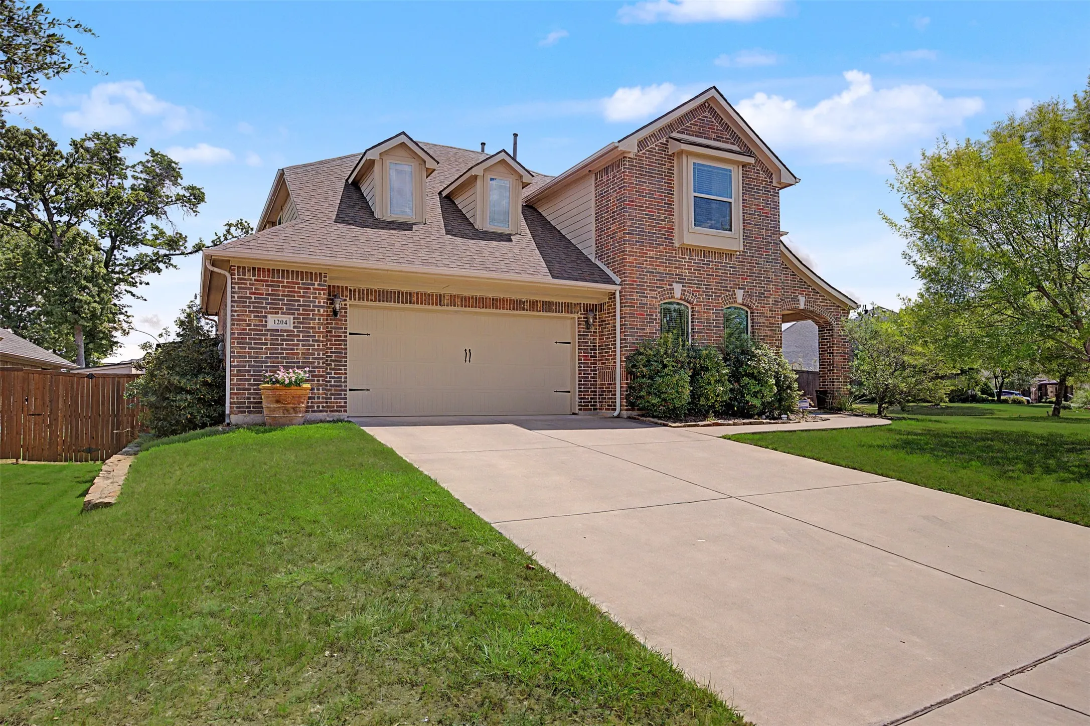 Single Family Residence For Sale in Johnson County , 1204 Barberry Drive, Burleson, Texas 76028, 5 Bedroom, 3 Bathroom, 2 Garage spaces, 3,257 Sqft, built in 2014, mls#21327350, Real Estate Agent in Burleson, Homes For Sale in Johnson county, Homes For Sale in Burleson, Realtor in Burleson Texas, Real Estate Brokerage Independent Realty Texas, Luminita Cordes Realtor