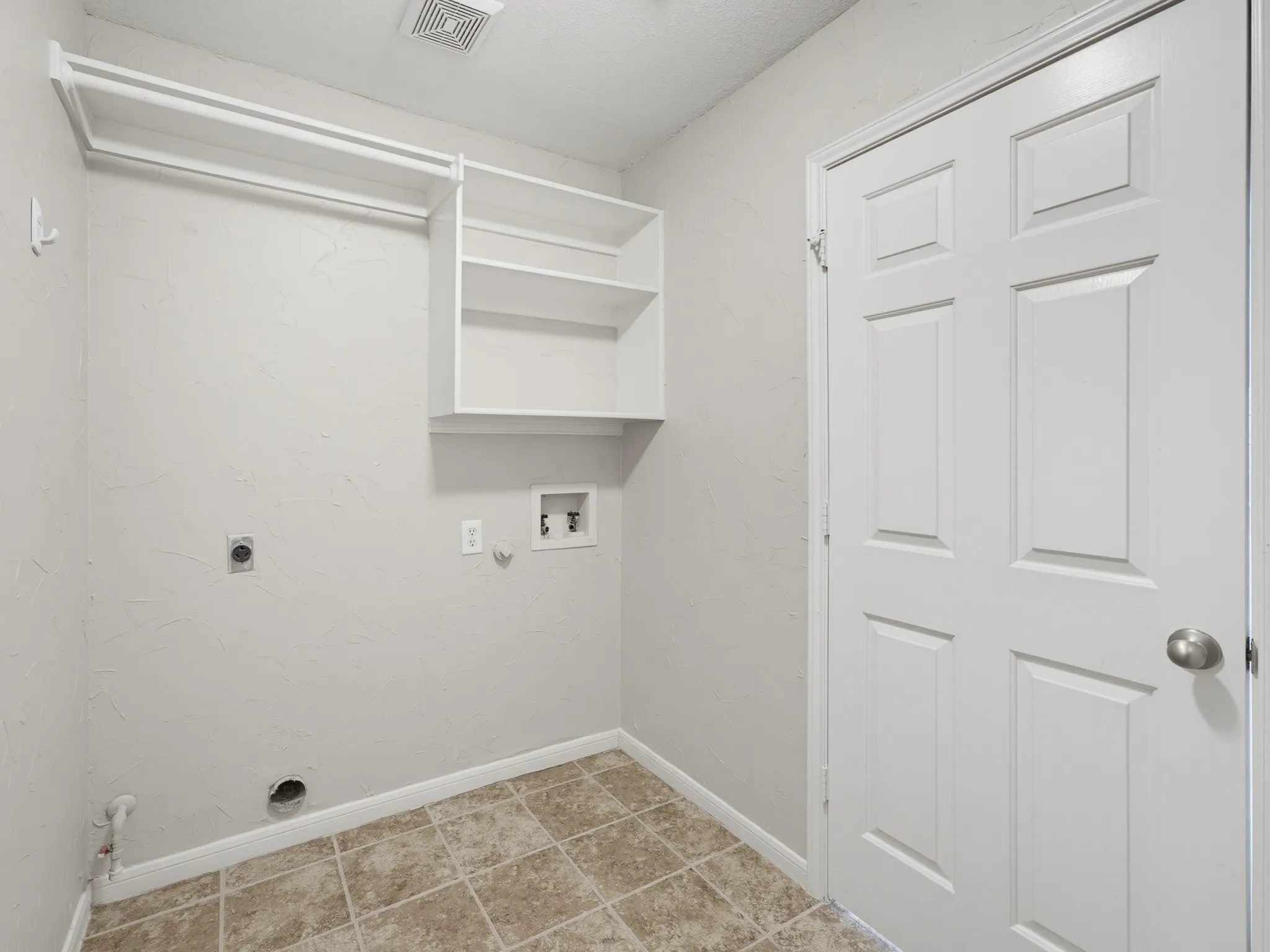 Single Family Residence For Sale in Tarrant County , 637 Cedarwood Drive, Keller, Texas 76248, 4 Bedroom, 2 Bathroom, 2 Garage spaces, 2,022 Sqft, built in 1995, mls#21327234, Real Estate Agent in Keller, Homes For Sale in Tarrant county, Homes For Sale in Keller, Realtor in Keller Texas, Real Estate Brokerage Independent Realty Texas, Luminita Cordes Realtor