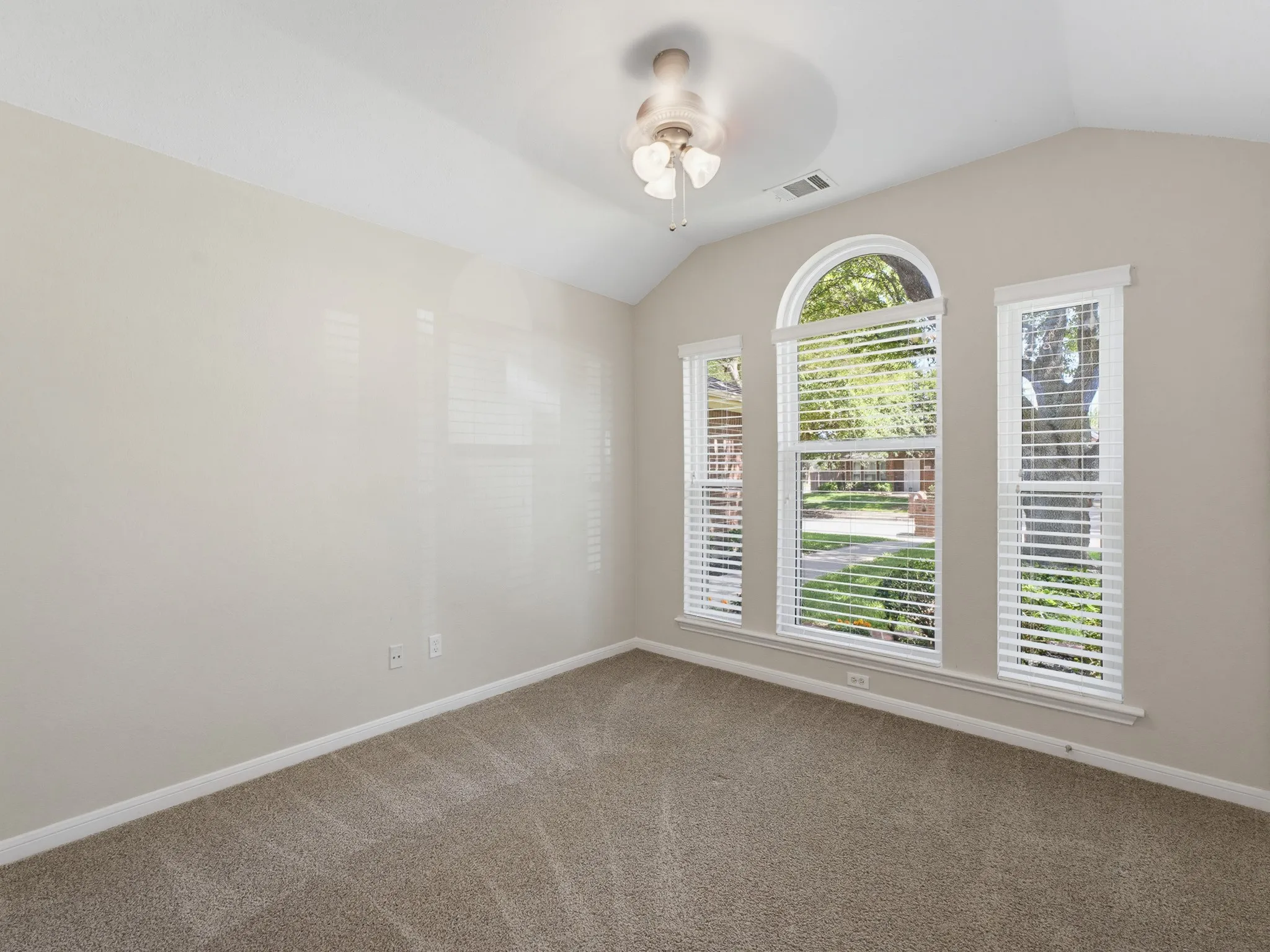 Single Family Residence For Sale in Tarrant County , 637 Cedarwood Drive, Keller, Texas 76248, 4 Bedroom, 2 Bathroom, 2 Garage spaces, 2,022 Sqft, built in 1995, mls#21327234, Real Estate Agent in Keller, Homes For Sale in Tarrant county, Homes For Sale in Keller, Realtor in Keller Texas, Real Estate Brokerage Independent Realty Texas, Luminita Cordes Realtor