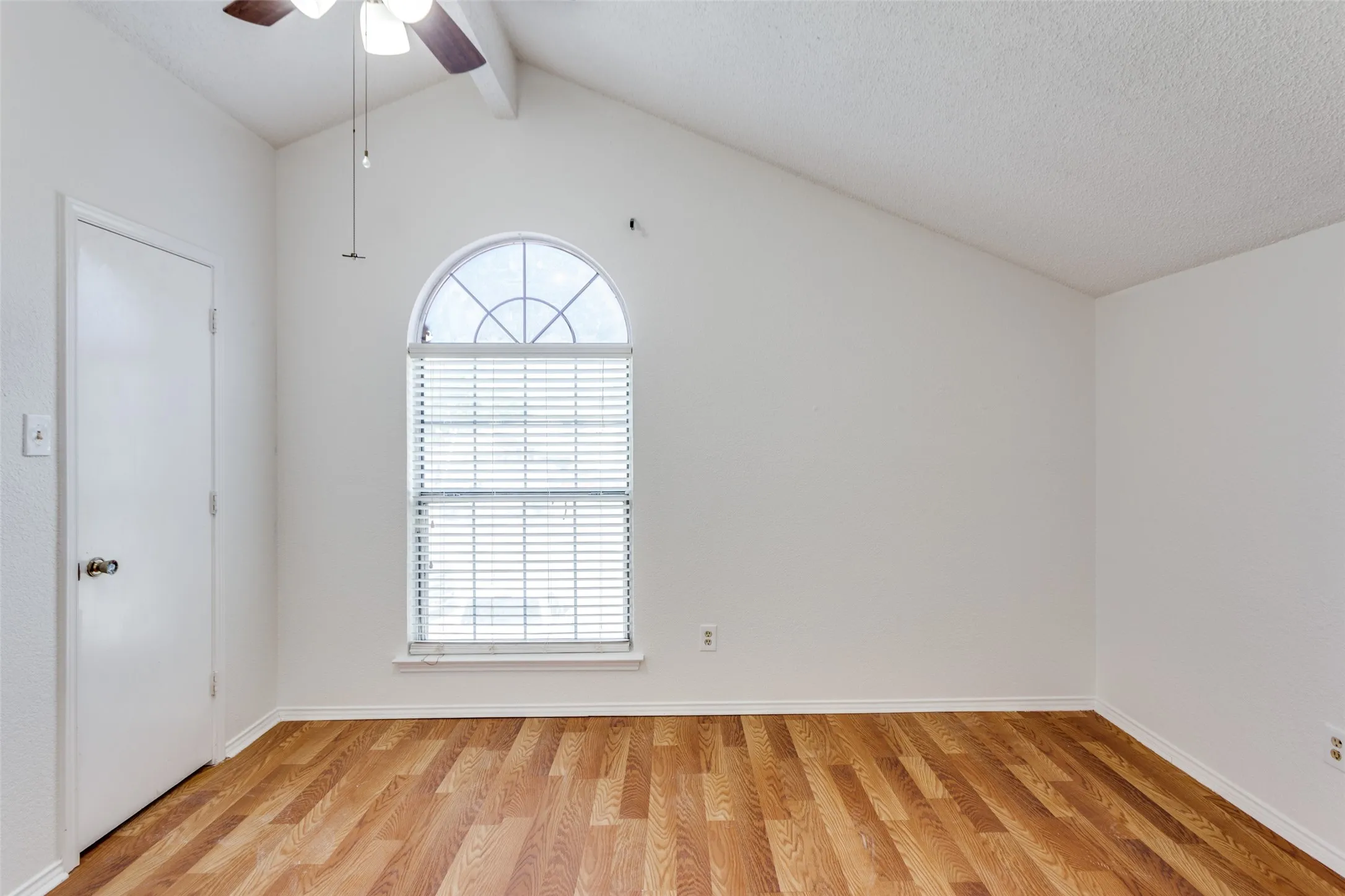 Single Family Residence For Rent in Tarrant County , 6 Tanager Court, Mansfield, Texas 76063, 3 Bedroom, 3 Bathroom, 2 Garage spaces, 2,088 Sqft, built in 1990, mls#21325023, Real Estate Agent in Mansfield, Homes For Rent in Tarrant county, Homes For Rent in Mansfield, Realtor in Mansfield Texas, Real Estate Brokerage Independent Realty Texas, Luminita Cordes Realtor
