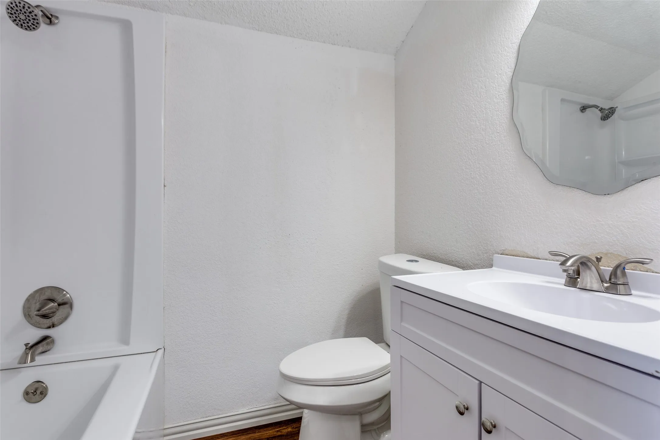 Single Family Residence For Rent in Tarrant County , 6 Tanager Court, Mansfield, Texas 76063, 3 Bedroom, 3 Bathroom, 2 Garage spaces, 2,088 Sqft, built in 1990, mls#21325023, Real Estate Agent in Mansfield, Homes For Rent in Tarrant county, Homes For Rent in Mansfield, Realtor in Mansfield Texas, Real Estate Brokerage Independent Realty Texas, Luminita Cordes Realtor