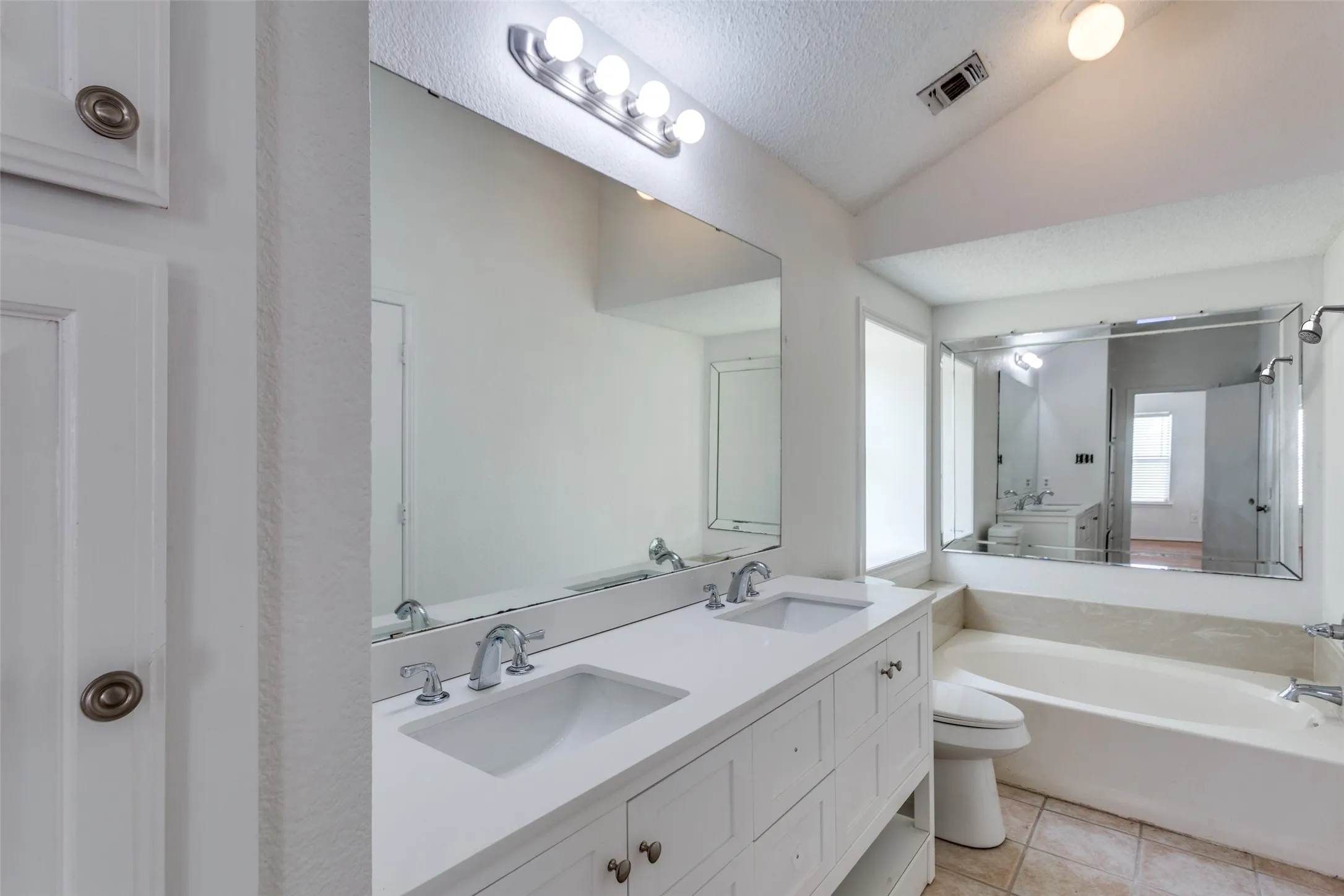 Single Family Residence For Rent in Tarrant County , 6 Tanager Court, Mansfield, Texas 76063, 3 Bedroom, 3 Bathroom, 2 Garage spaces, 2,088 Sqft, built in 1990, mls#21325023, Real Estate Agent in Mansfield, Homes For Rent in Tarrant county, Homes For Rent in Mansfield, Realtor in Mansfield Texas, Real Estate Brokerage Independent Realty Texas, Luminita Cordes Realtor