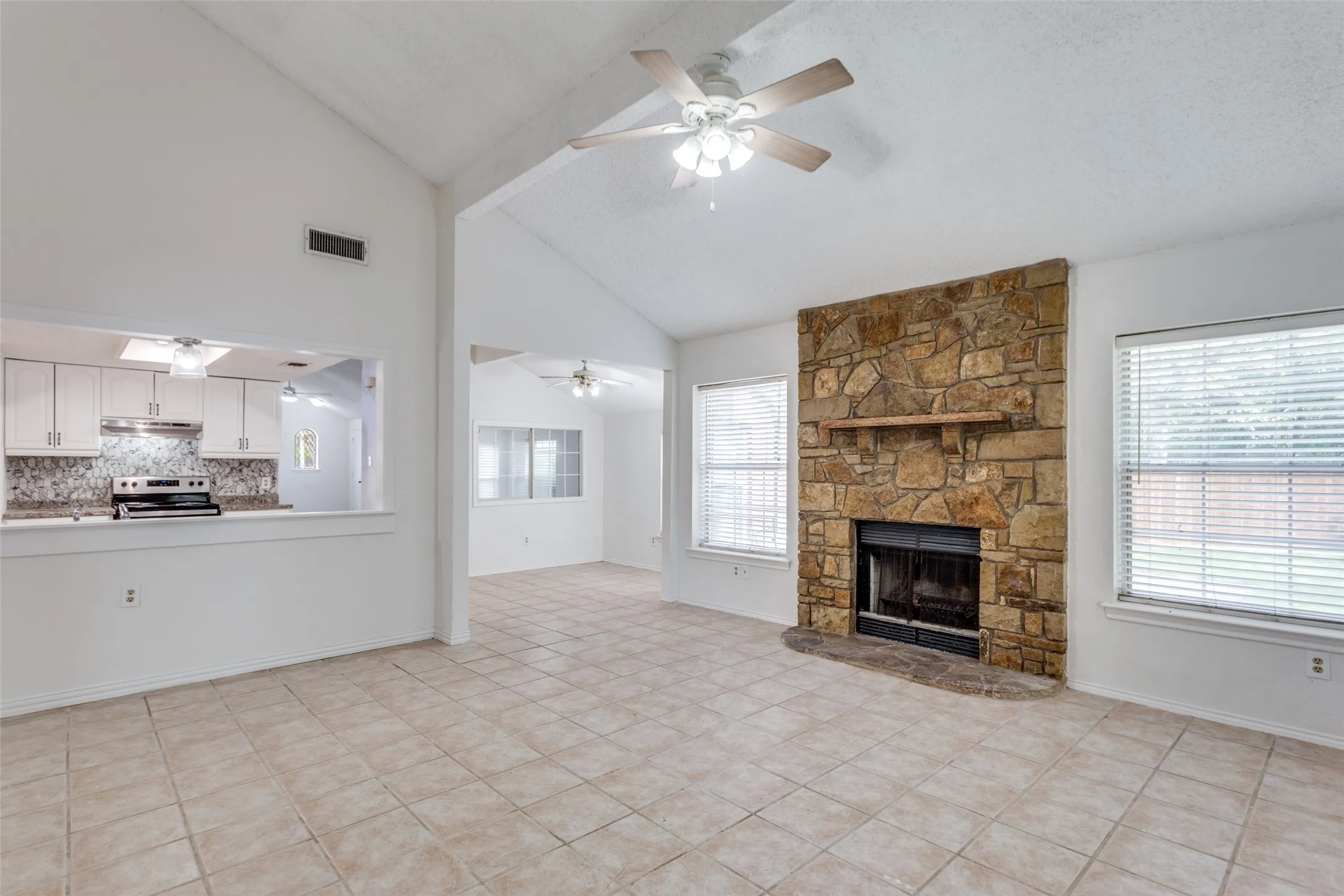 Single Family Residence For Rent in Tarrant County , 6 Tanager Court, Mansfield, Texas 76063, 3 Bedroom, 3 Bathroom, 2 Garage spaces, 2,088 Sqft, built in 1990, mls#21325023, Real Estate Agent in Mansfield, Homes For Rent in Tarrant county, Homes For Rent in Mansfield, Realtor in Mansfield Texas, Real Estate Brokerage Independent Realty Texas, Luminita Cordes Realtor
