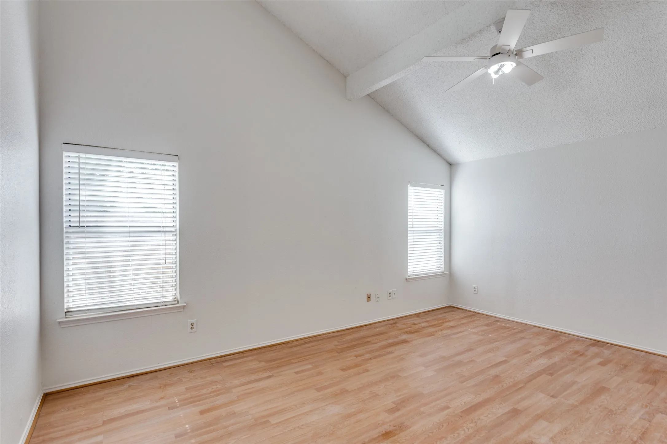 Single Family Residence For Rent in Tarrant County , 6 Tanager Court, Mansfield, Texas 76063, 3 Bedroom, 3 Bathroom, 2 Garage spaces, 2,088 Sqft, built in 1990, mls#21325023, Real Estate Agent in Mansfield, Homes For Rent in Tarrant county, Homes For Rent in Mansfield, Realtor in Mansfield Texas, Real Estate Brokerage Independent Realty Texas, Luminita Cordes Realtor
