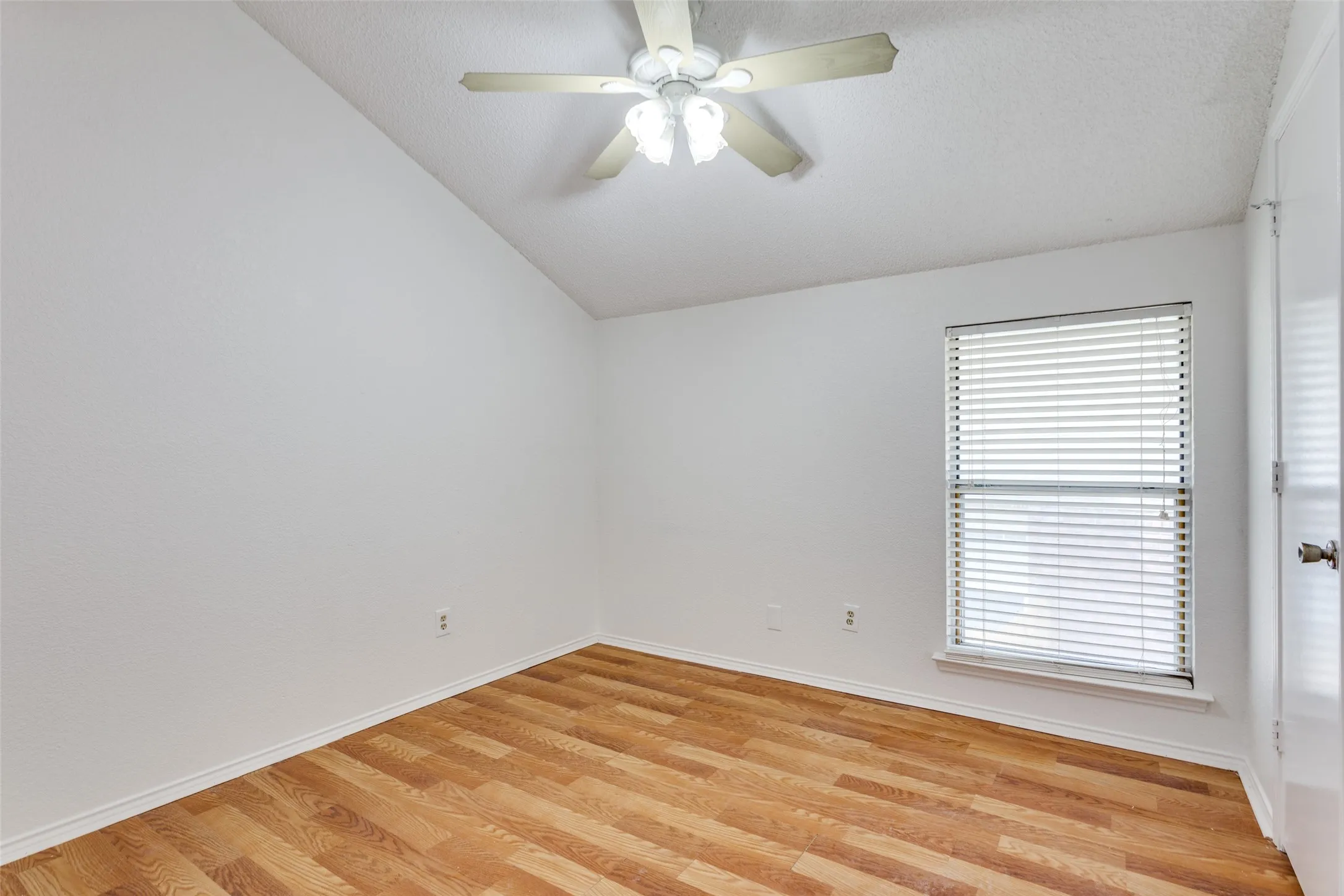 Single Family Residence For Rent in Tarrant County , 6 Tanager Court, Mansfield, Texas 76063, 3 Bedroom, 3 Bathroom, 2 Garage spaces, 2,088 Sqft, built in 1990, mls#21325023, Real Estate Agent in Mansfield, Homes For Rent in Tarrant county, Homes For Rent in Mansfield, Realtor in Mansfield Texas, Real Estate Brokerage Independent Realty Texas, Luminita Cordes Realtor