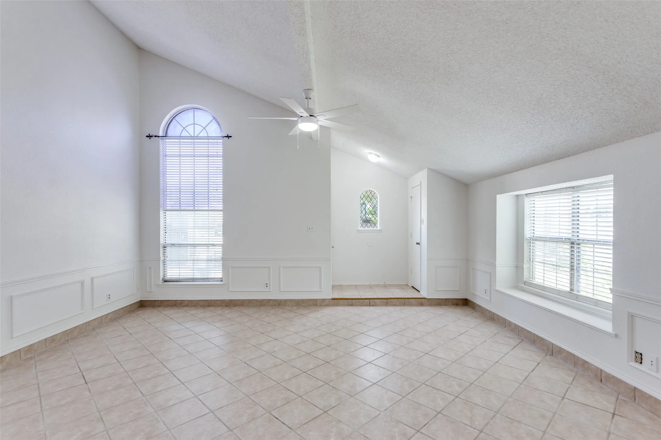 Single Family Residence For Rent in Tarrant County , 6 Tanager Court, Mansfield, Texas 76063, 3 Bedroom, 3 Bathroom, 2 Garage spaces, 2,088 Sqft, built in 1990, mls#21325023, Real Estate Agent in Mansfield, Homes For Rent in Tarrant county, Homes For Rent in Mansfield, Realtor in Mansfield Texas, Real Estate Brokerage Independent Realty Texas, Luminita Cordes Realtor