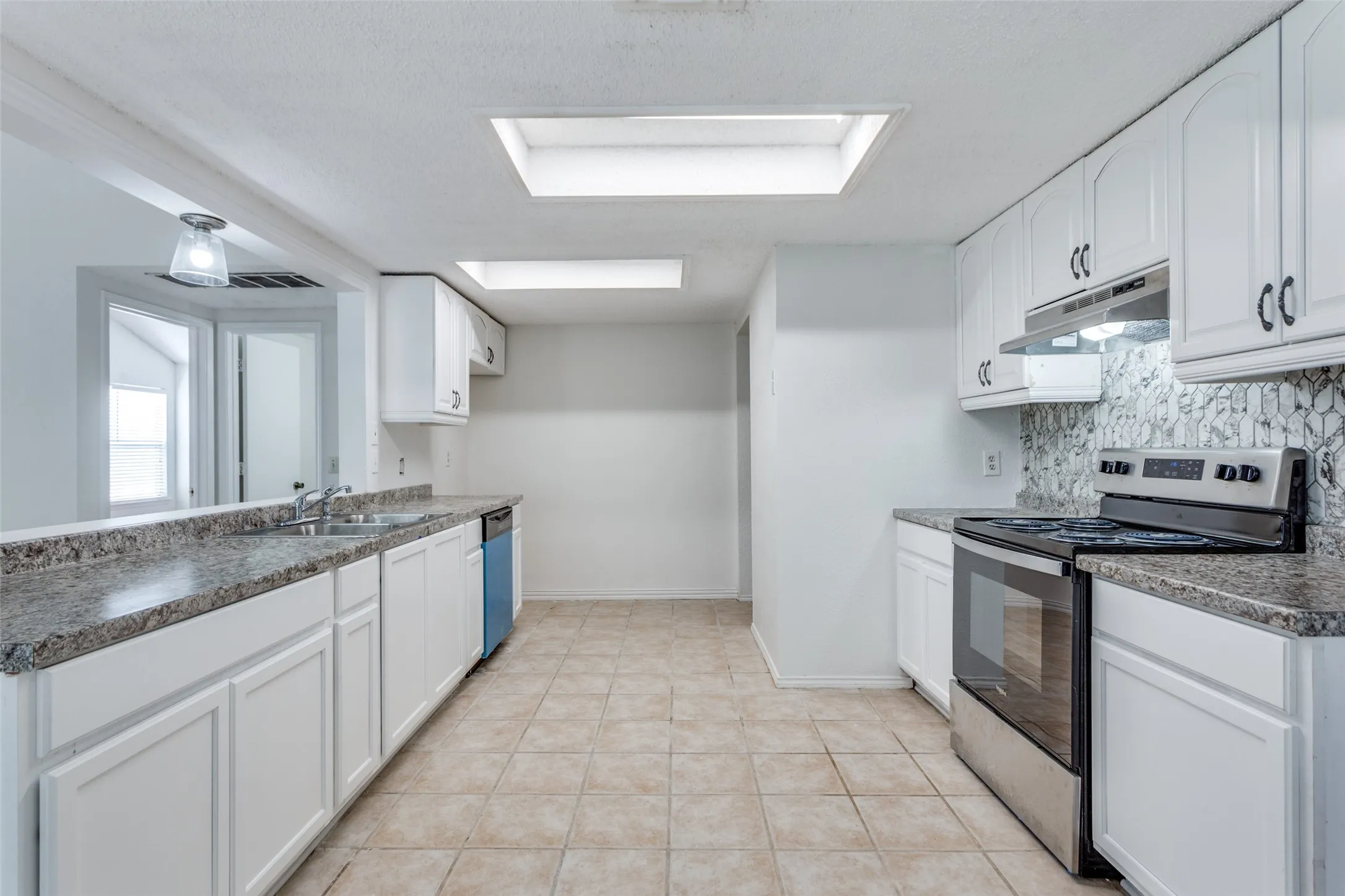 Single Family Residence For Rent in Tarrant County , 6 Tanager Court, Mansfield, Texas 76063, 3 Bedroom, 3 Bathroom, 2 Garage spaces, 2,088 Sqft, built in 1990, mls#21325023, Real Estate Agent in Mansfield, Homes For Rent in Tarrant county, Homes For Rent in Mansfield, Realtor in Mansfield Texas, Real Estate Brokerage Independent Realty Texas, Luminita Cordes Realtor