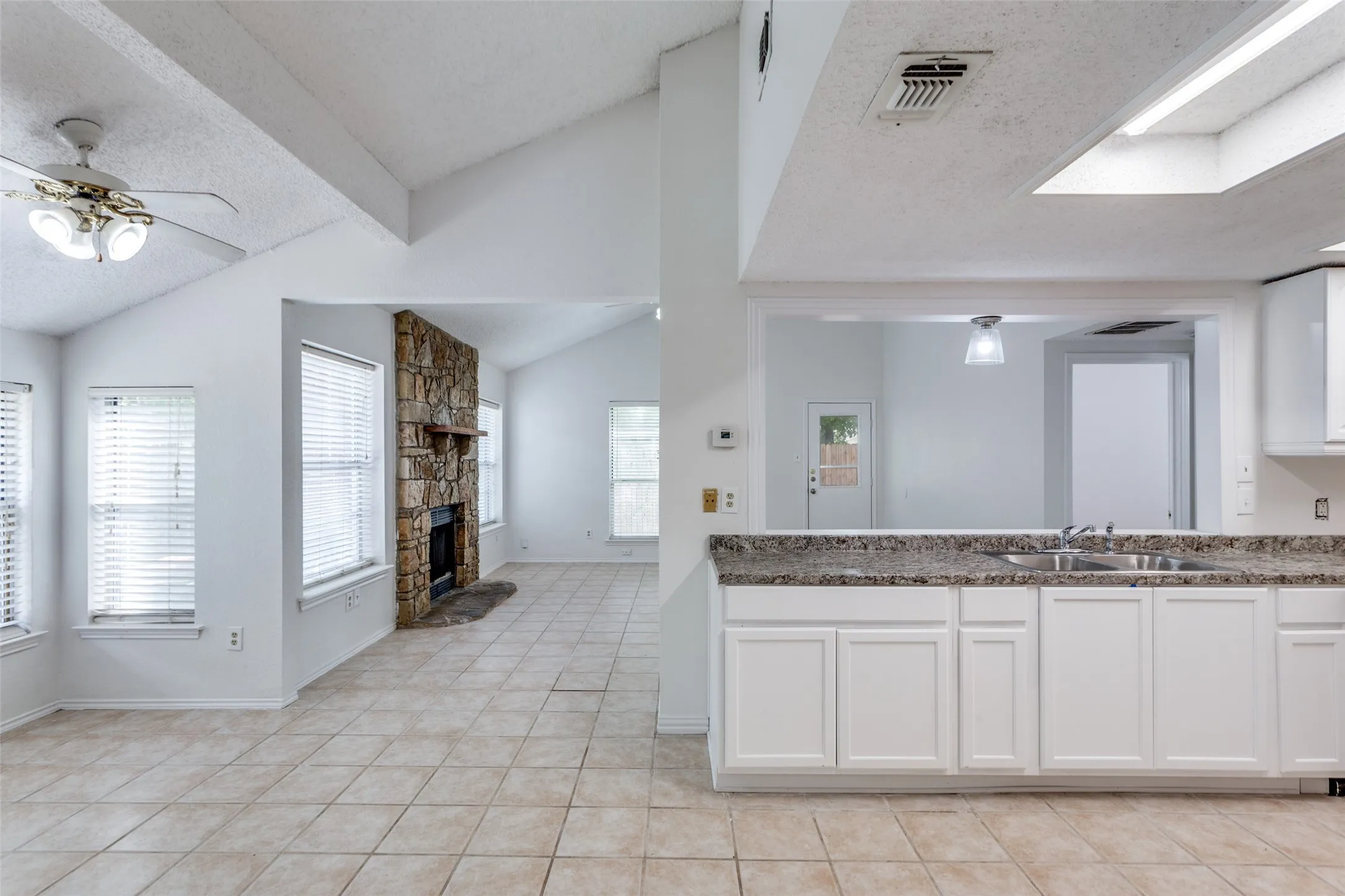 Single Family Residence For Rent in Tarrant County , 6 Tanager Court, Mansfield, Texas 76063, 3 Bedroom, 3 Bathroom, 2 Garage spaces, 2,088 Sqft, built in 1990, mls#21325023, Real Estate Agent in Mansfield, Homes For Rent in Tarrant county, Homes For Rent in Mansfield, Realtor in Mansfield Texas, Real Estate Brokerage Independent Realty Texas, Luminita Cordes Realtor