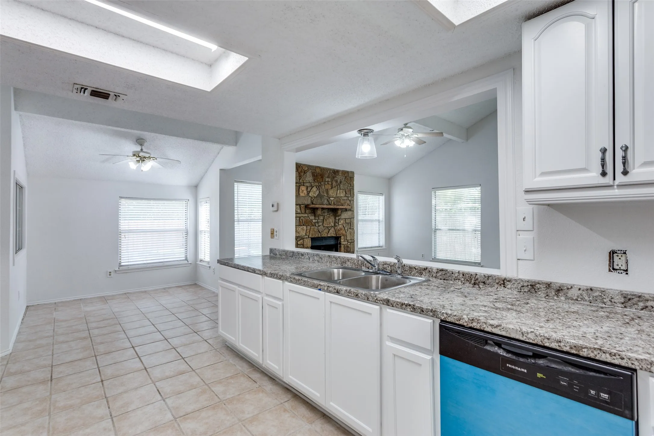 Single Family Residence For Rent in Tarrant County , 6 Tanager Court, Mansfield, Texas 76063, 3 Bedroom, 3 Bathroom, 2 Garage spaces, 2,088 Sqft, built in 1990, mls#21325023, Real Estate Agent in Mansfield, Homes For Rent in Tarrant county, Homes For Rent in Mansfield, Realtor in Mansfield Texas, Real Estate Brokerage Independent Realty Texas, Luminita Cordes Realtor