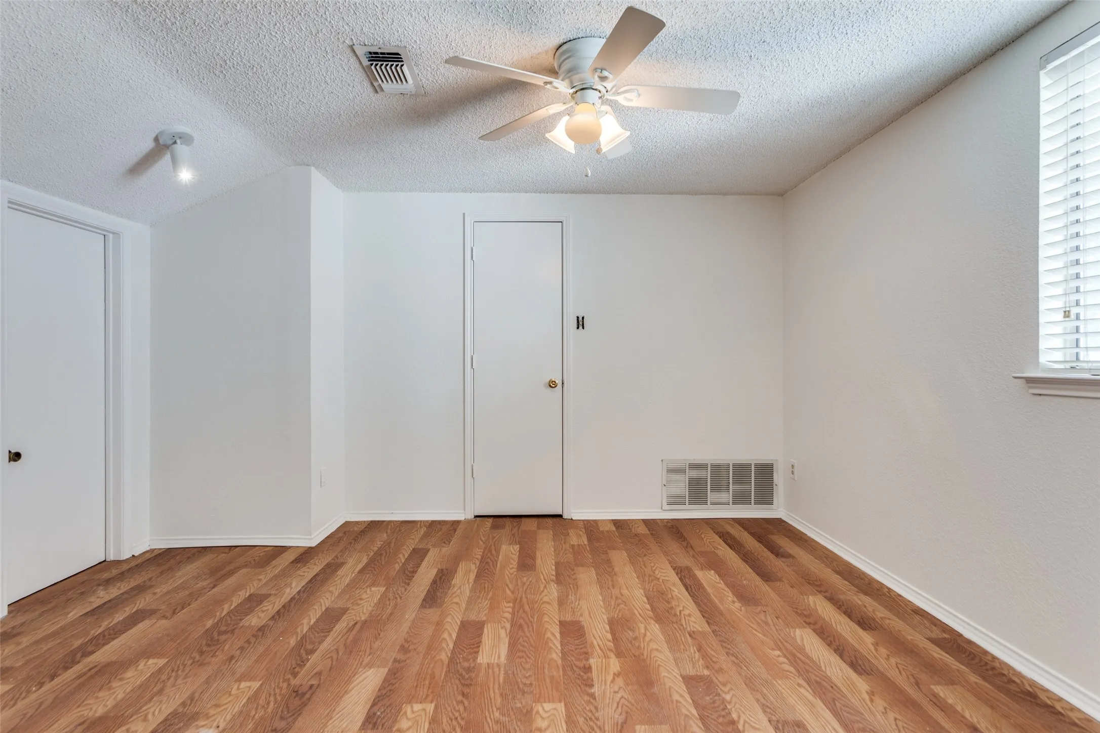 Single Family Residence For Rent in Tarrant County , 6 Tanager Court, Mansfield, Texas 76063, 3 Bedroom, 3 Bathroom, 2 Garage spaces, 2,088 Sqft, built in 1990, mls#21325023, Real Estate Agent in Mansfield, Homes For Rent in Tarrant county, Homes For Rent in Mansfield, Realtor in Mansfield Texas, Real Estate Brokerage Independent Realty Texas, Luminita Cordes Realtor