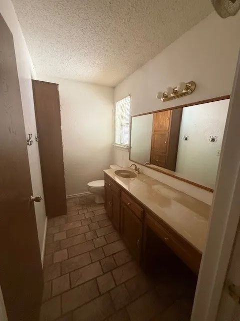 Single Family Residence For Sale in Collin County , 8761 S County Road, Frisco, Texas 75034, 3 Bedrooms, 3 Bathrooms, 1 Garage spaces, 1,736 Sqft, built in 1985, Price $550,000, mls#21328045, Real Estate Agent in Frisco, Homes For Sale in Collin county, Homes For Sale in Frisco, Realtor in Frisco Texas, Real Estate Brokerage Independent Realty Texas, Luminita Cordes Realtor