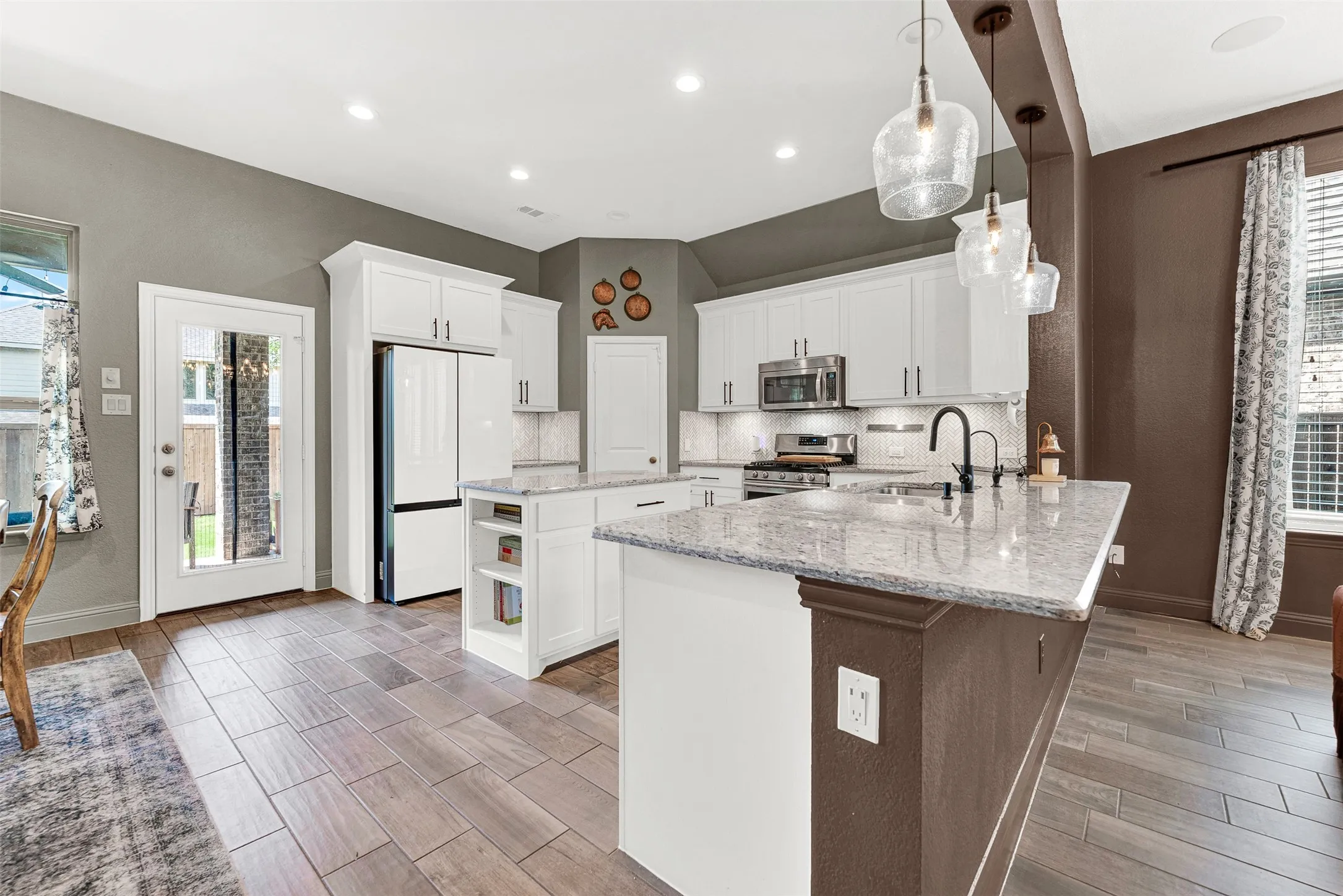 Single Family Residence For Sale in Collin County , 917 Llano Falls Drive, Mc Kinney, Texas 75071, 3 Bedrooms, 2 Bathrooms, 2 Garage spaces, 2,517 Sqft, built in 2015, Price $489,000, mls#21328026, Real Estate Agent in Mc Kinney, Homes For Sale in Collin county, Homes For Sale in Mc Kinney, Realtor in Mc Kinney Texas, Real Estate Brokerage Independent Realty Texas, Luminita Cordes Realtor