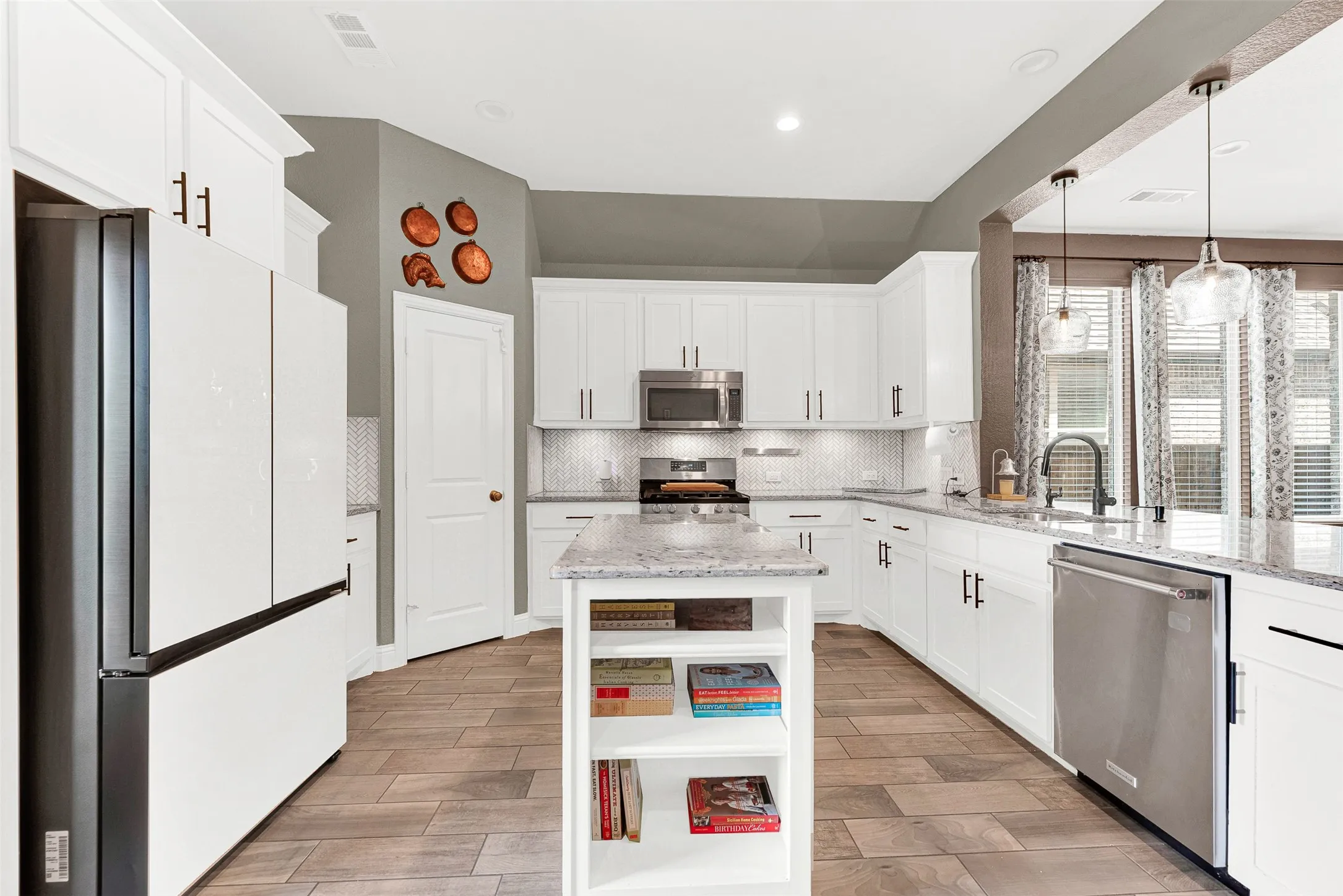 Single Family Residence For Sale in Collin County , 917 Llano Falls Drive, Mc Kinney, Texas 75071, 3 Bedrooms, 2 Bathrooms, 2 Garage spaces, 2,517 Sqft, built in 2015, Price $489,000, mls#21328026, Real Estate Agent in Mc Kinney, Homes For Sale in Collin county, Homes For Sale in Mc Kinney, Realtor in Mc Kinney Texas, Real Estate Brokerage Independent Realty Texas, Luminita Cordes Realtor