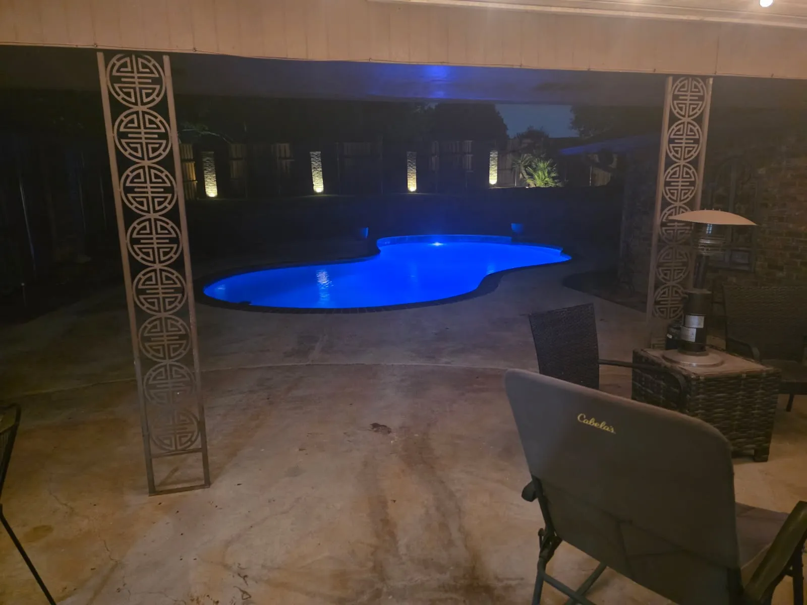 Freeform swimming pool with integrated lighting