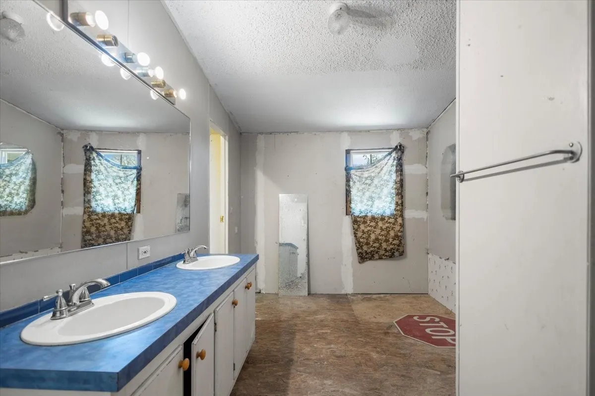 Mobile Home For Sale in Van Zandt County , 5942 FM 3080, Mabank, Texas 75147, 3 Bedroom, 2 Bathroom, Garage spaces, 1,600 Sqft, built in 1988, mls#21328078, Real Estate Agent in Mabank, Homes For Sale in Van Zandt county, Homes For Sale in Mabank, Realtor in Mabank Texas, Real Estate Brokerage Independent Realty Texas, Luminita Cordes Realtor