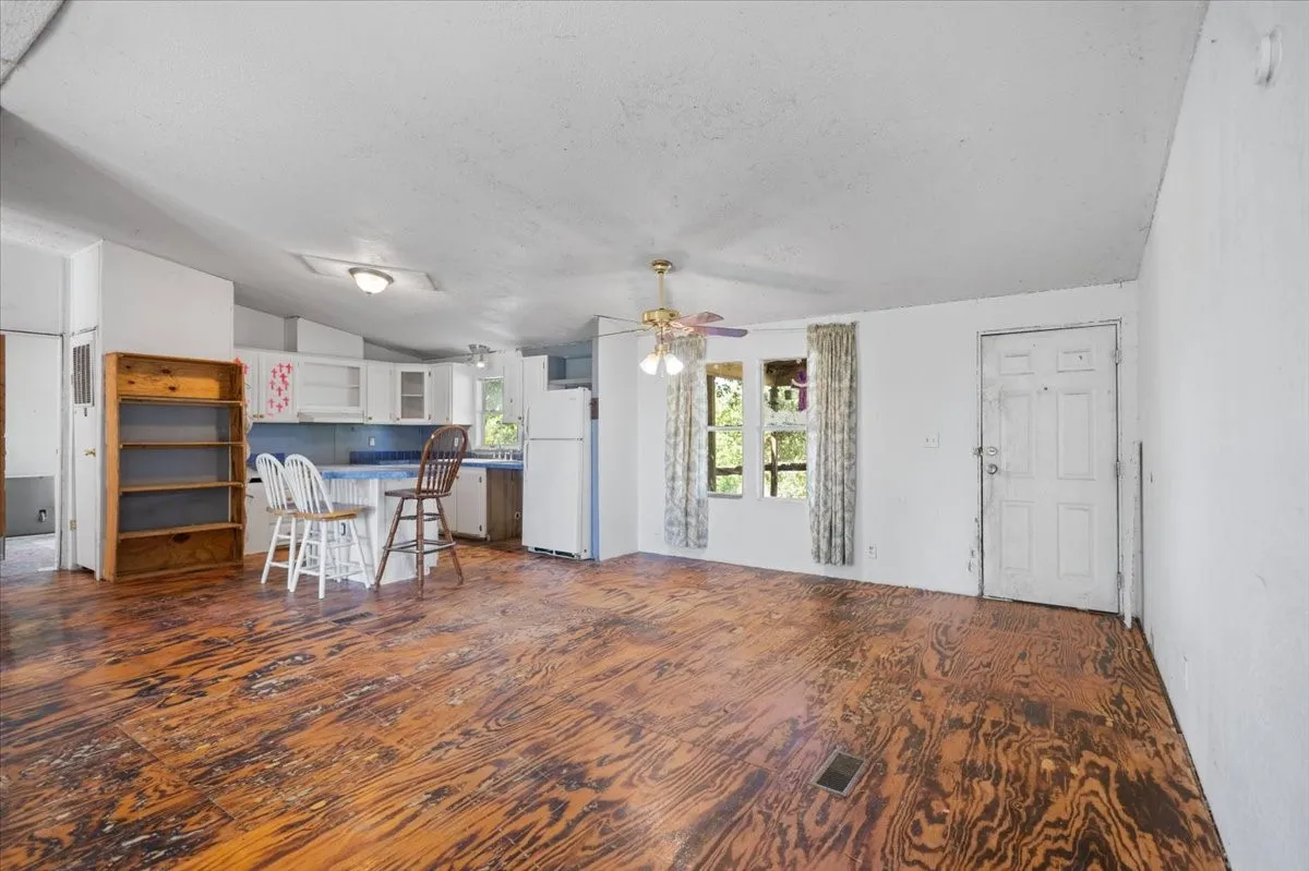Mobile Home For Sale in Van Zandt County , 5942 FM 3080, Mabank, Texas 75147, 3 Bedroom, 2 Bathroom, Garage spaces, 1,600 Sqft, built in 1988, mls#21328078, Real Estate Agent in Mabank, Homes For Sale in Van Zandt county, Homes For Sale in Mabank, Realtor in Mabank Texas, Real Estate Brokerage Independent Realty Texas, Luminita Cordes Realtor