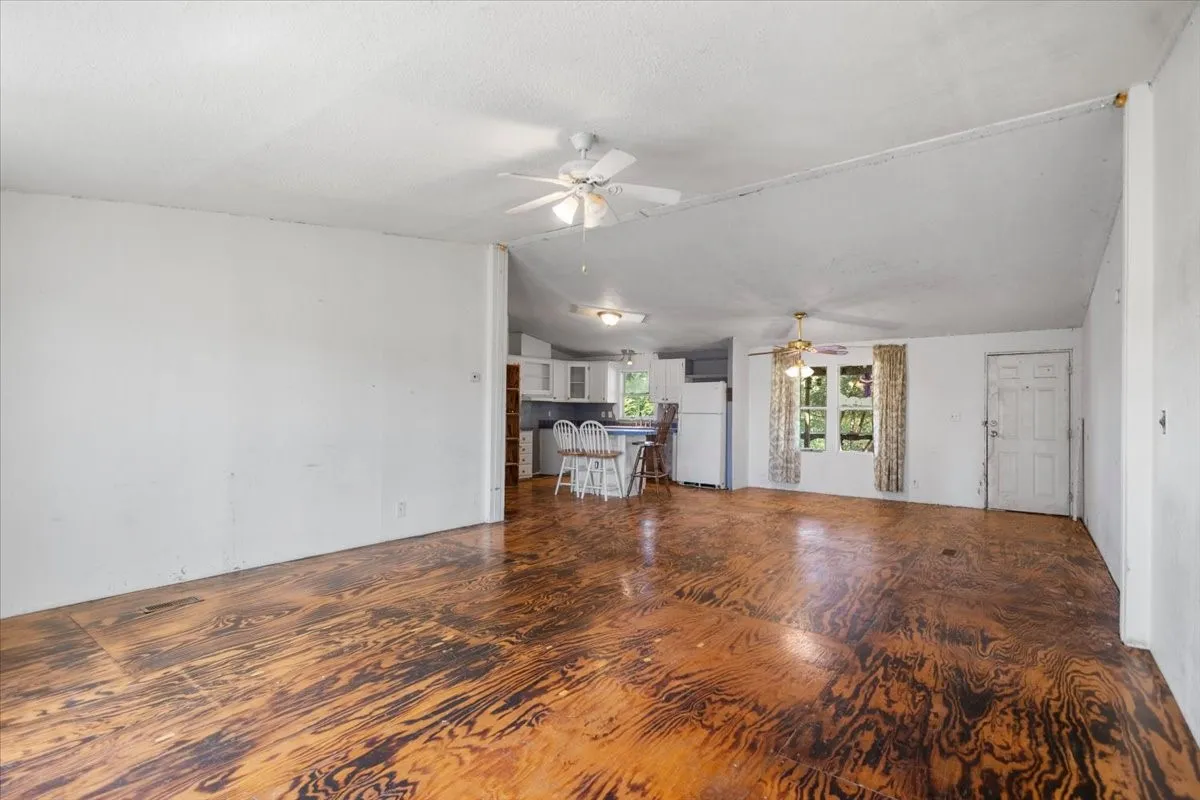 Mobile Home For Sale in Van Zandt County , 5942 FM 3080, Mabank, Texas 75147, 3 Bedroom, 2 Bathroom, Garage spaces, 1,600 Sqft, built in 1988, mls#21328078, Real Estate Agent in Mabank, Homes For Sale in Van Zandt county, Homes For Sale in Mabank, Realtor in Mabank Texas, Real Estate Brokerage Independent Realty Texas, Luminita Cordes Realtor