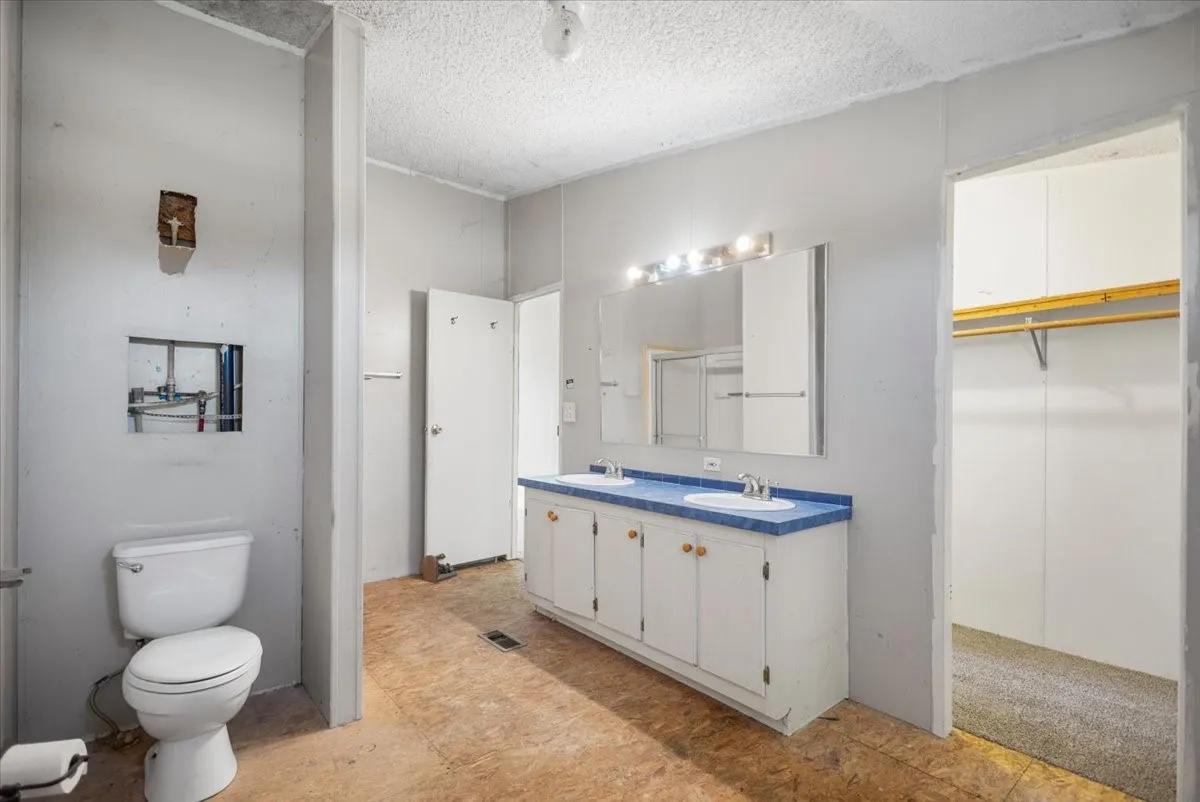Mobile Home For Sale in Van Zandt County , 5942 FM 3080, Mabank, Texas 75147, 3 Bedroom, 2 Bathroom, Garage spaces, 1,600 Sqft, built in 1988, mls#21328078, Real Estate Agent in Mabank, Homes For Sale in Van Zandt county, Homes For Sale in Mabank, Realtor in Mabank Texas, Real Estate Brokerage Independent Realty Texas, Luminita Cordes Realtor