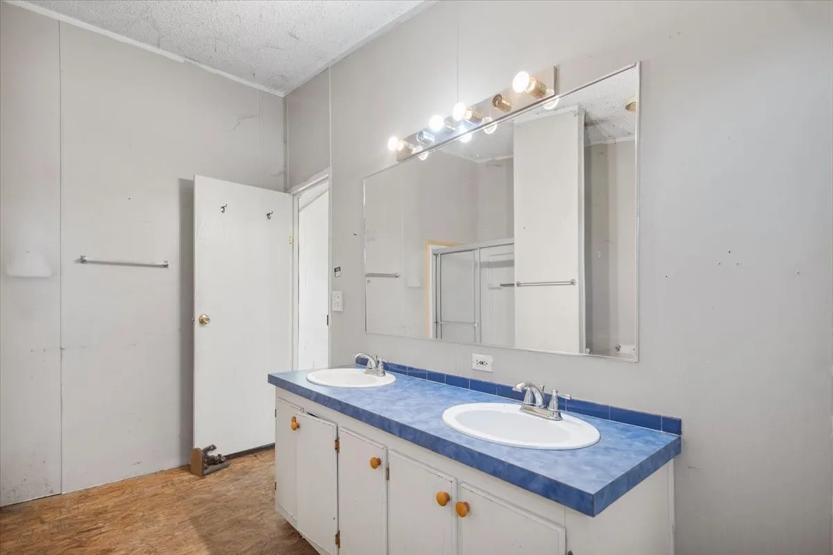 Mobile Home For Sale in Van Zandt County , 5942 FM 3080, Mabank, Texas 75147, 3 Bedroom, 2 Bathroom, Garage spaces, 1,600 Sqft, built in 1988, mls#21328078, Real Estate Agent in Mabank, Homes For Sale in Van Zandt county, Homes For Sale in Mabank, Realtor in Mabank Texas, Real Estate Brokerage Independent Realty Texas, Luminita Cordes Realtor