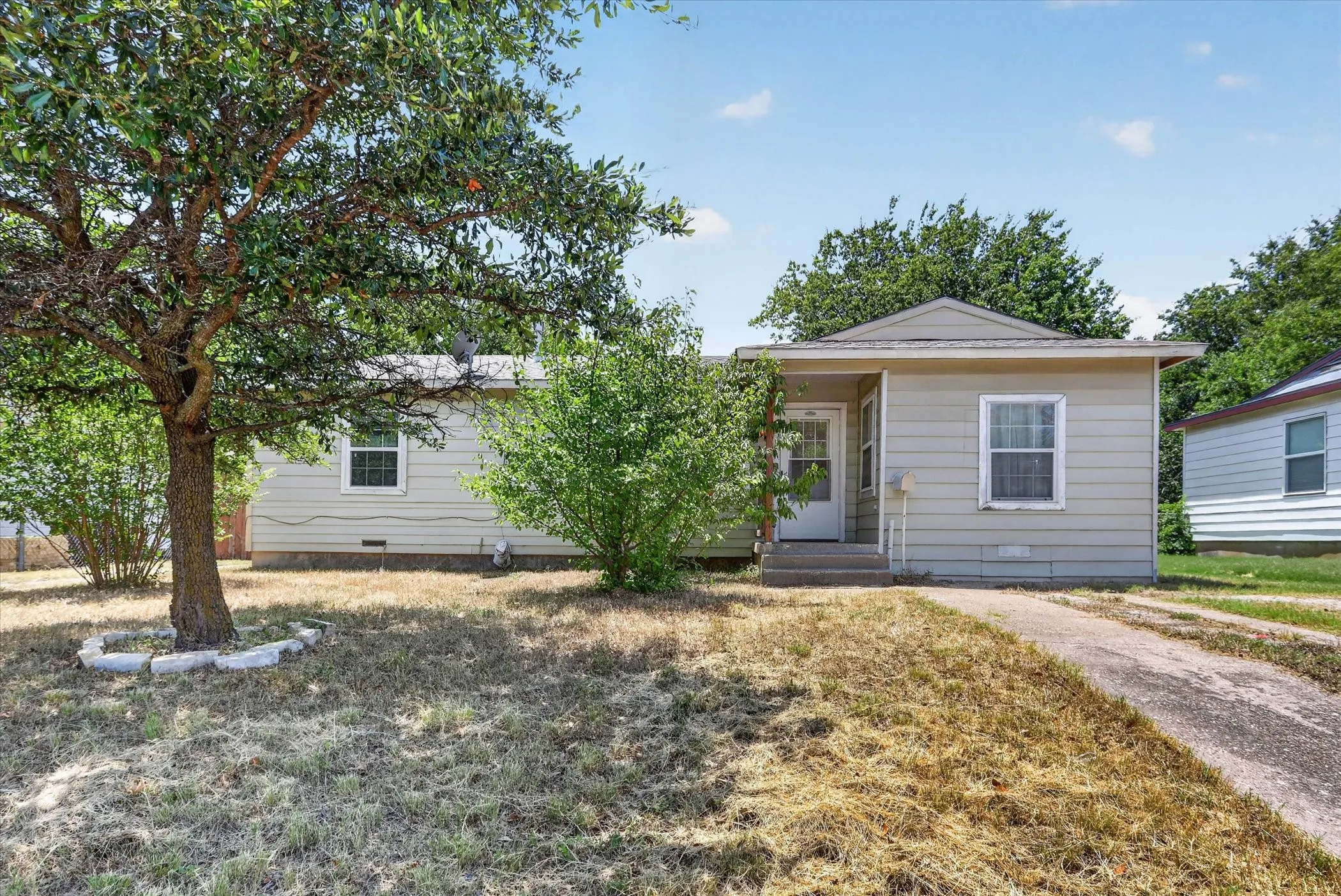 Single Family Residence For Sale in Tarrant County , 4912 Borden Drive, Fort Worth, Texas 76116, 3 Bedroom, 1 Bathroom, Garage spaces, 1,146 Sqft, built in 1954, mls#21327911, Real Estate Agent in Fort Worth, Homes For Sale in Tarrant county, Homes For Sale in Fort Worth, Realtor in Fort Worth Texas, Real Estate Brokerage Independent Realty Texas, Luminita Cordes Realtor