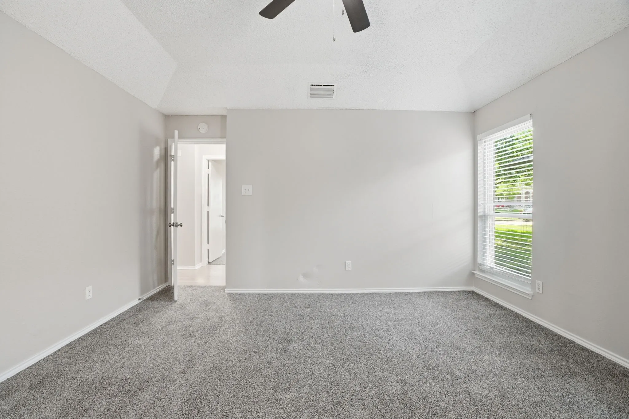 Single Family Residence For Sale in Dallas County , 512 Buttercup Trail, Mesquite, Texas 75149, 4 Bedroom, 3 Bathroom, 2 Garage spaces, 2,162 Sqft, built in 1986, mls#21282266, Real Estate Agent in Mesquite, Homes For Sale in Dallas county, Homes For Sale in Mesquite, Realtor in Mesquite Texas, Real Estate Brokerage Independent Realty Texas, Luminita Cordes Realtor