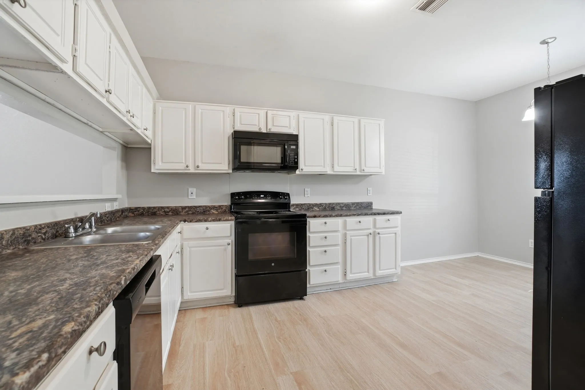 Single Family Residence For Sale in Dallas County , 512 Buttercup Trail, Mesquite, Texas 75149, 4 Bedroom, 3 Bathroom, 2 Garage spaces, 2,162 Sqft, built in 1986, mls#21282266, Real Estate Agent in Mesquite, Homes For Sale in Dallas county, Homes For Sale in Mesquite, Realtor in Mesquite Texas, Real Estate Brokerage Independent Realty Texas, Luminita Cordes Realtor