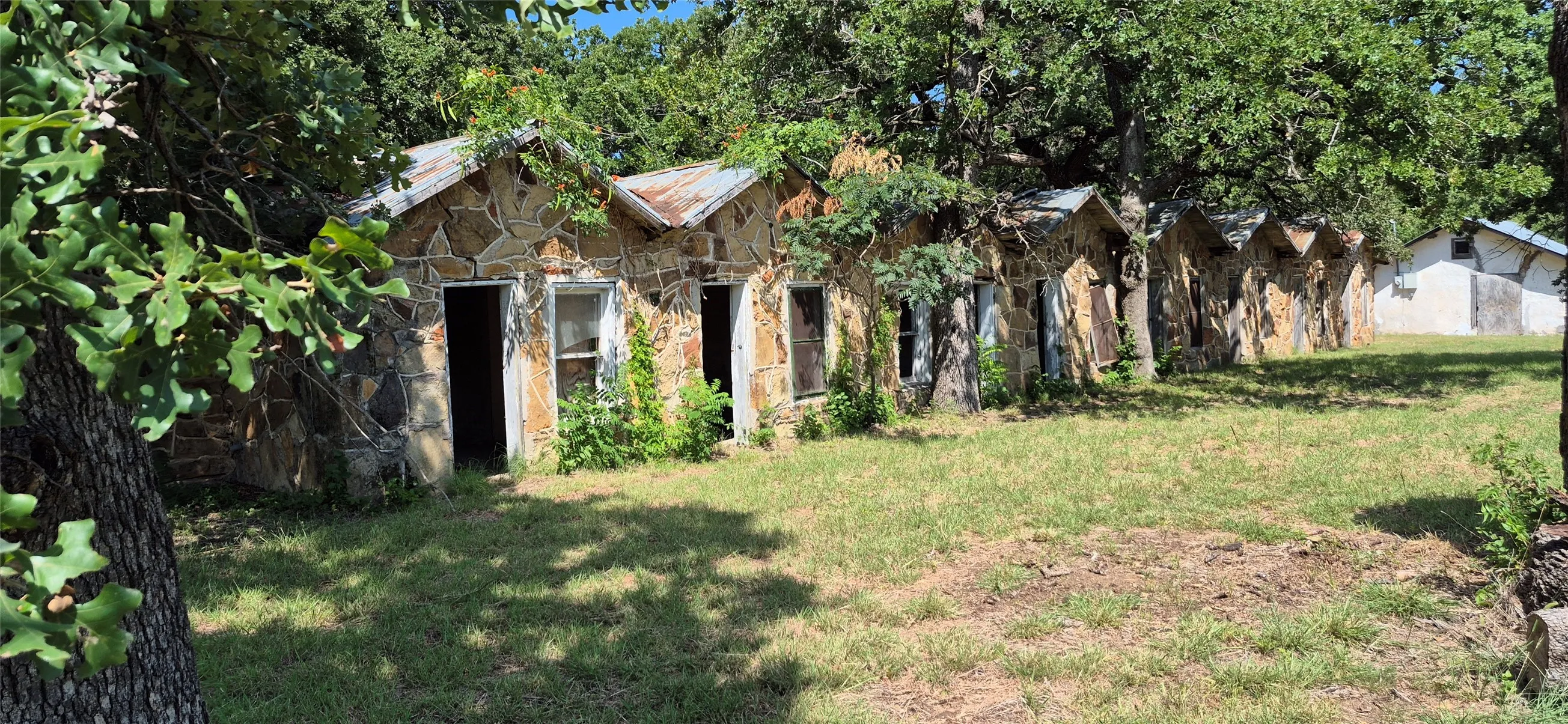 Single Family Residence For Sale in Montague County , 166 Seldon Loop, Bowie, Texas 76230, 3 Bedroom, 2 Bathroom, Garage spaces, 1,044 Sqft, built in 1960, mls#21324915, Real Estate Agent in Bowie, Homes For Sale in Montague county, Homes For Sale in Bowie, Realtor in Bowie Texas, Real Estate Brokerage Independent Realty Texas, Luminita Cordes Realtor