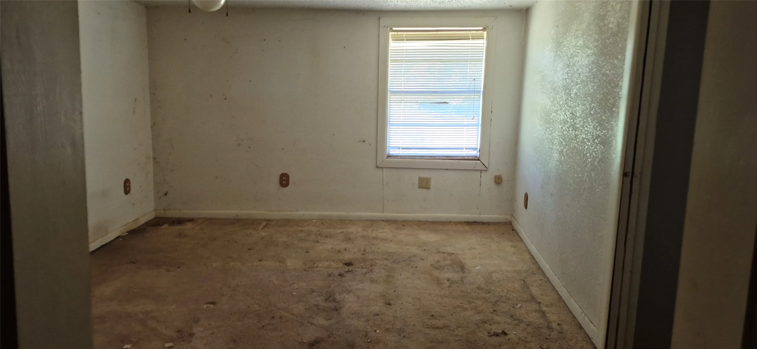 Single Family Residence For Sale in Montague County , 166 Seldon Loop, Bowie, Texas 76230, 3 Bedroom, 2 Bathroom, Garage spaces, 1,044 Sqft, built in 1960, mls#21324915, Real Estate Agent in Bowie, Homes For Sale in Montague county, Homes For Sale in Bowie, Realtor in Bowie Texas, Real Estate Brokerage Independent Realty Texas, Luminita Cordes Realtor