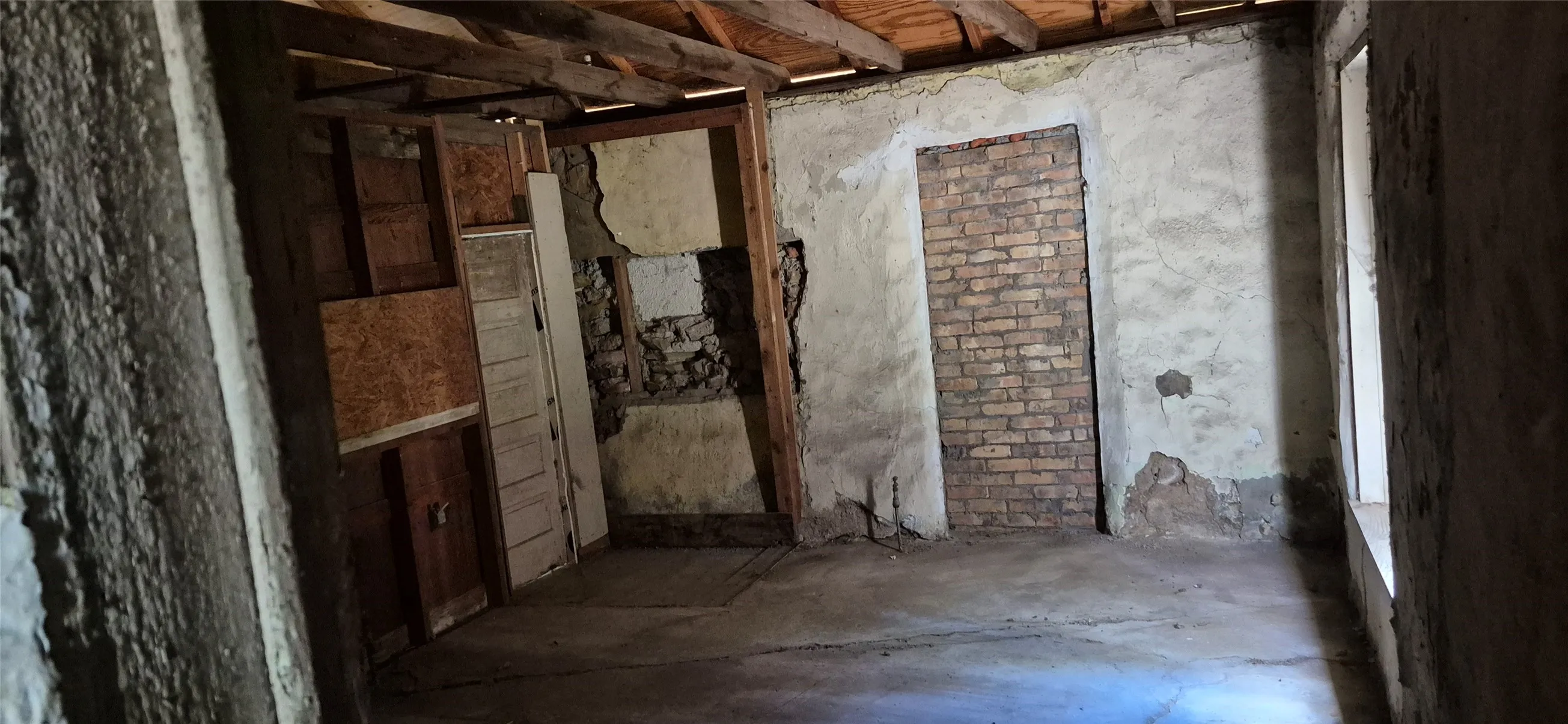 Single Family Residence For Sale in Montague County , 166 Seldon Loop, Bowie, Texas 76230, 3 Bedroom, 2 Bathroom, Garage spaces, 1,044 Sqft, built in 1960, mls#21324915, Real Estate Agent in Bowie, Homes For Sale in Montague county, Homes For Sale in Bowie, Realtor in Bowie Texas, Real Estate Brokerage Independent Realty Texas, Luminita Cordes Realtor