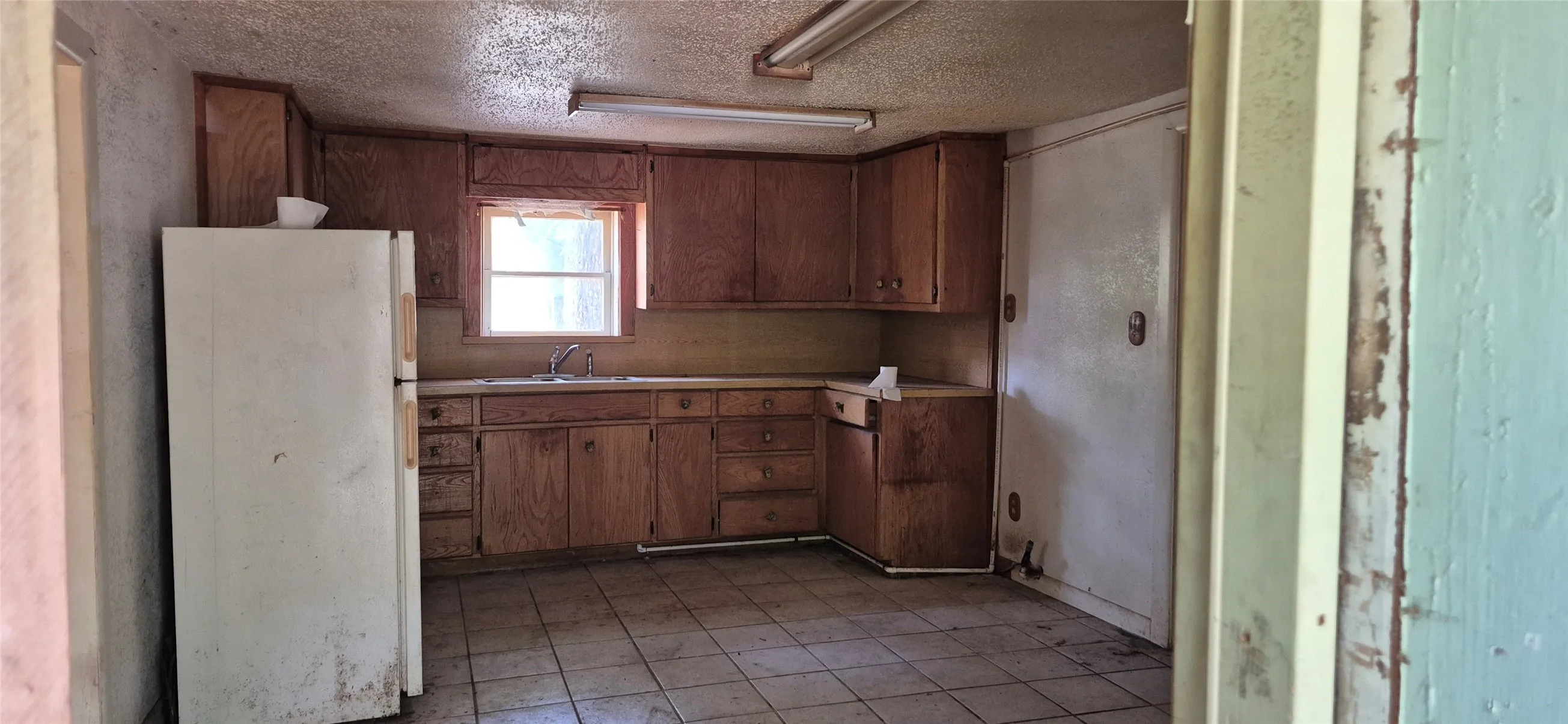 Single Family Residence For Sale in Montague County , 166 Seldon Loop, Bowie, Texas 76230, 3 Bedroom, 2 Bathroom, Garage spaces, 1,044 Sqft, built in 1960, mls#21324915, Real Estate Agent in Bowie, Homes For Sale in Montague county, Homes For Sale in Bowie, Realtor in Bowie Texas, Real Estate Brokerage Independent Realty Texas, Luminita Cordes Realtor