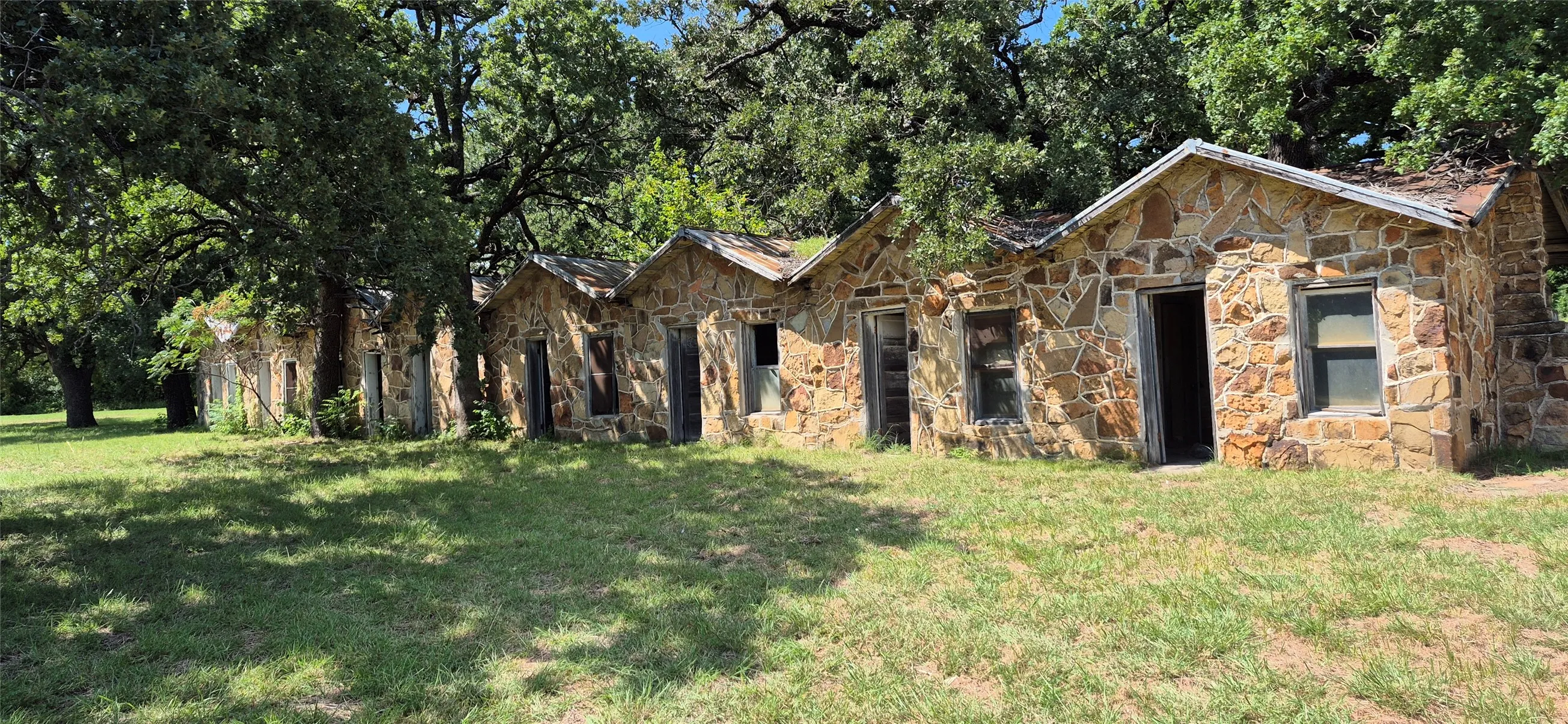 Single Family Residence For Sale in Montague County , 166 Seldon Loop, Bowie, Texas 76230, 3 Bedroom, 2 Bathroom, Garage spaces, 1,044 Sqft, built in 1960, mls#21324915, Real Estate Agent in Bowie, Homes For Sale in Montague county, Homes For Sale in Bowie, Realtor in Bowie Texas, Real Estate Brokerage Independent Realty Texas, Luminita Cordes Realtor