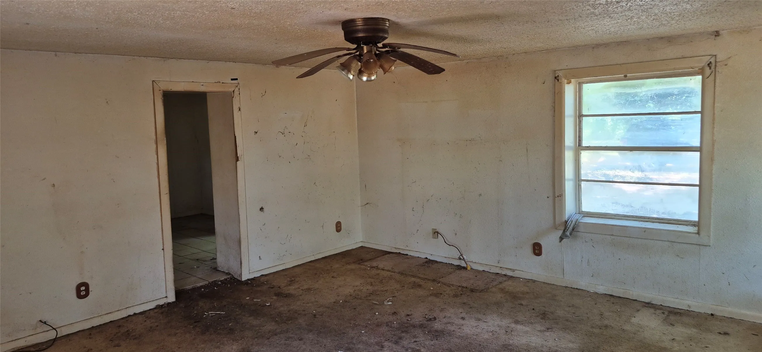 Single Family Residence For Sale in Montague County , 166 Seldon Loop, Bowie, Texas 76230, 3 Bedroom, 2 Bathroom, Garage spaces, 1,044 Sqft, built in 1960, mls#21324915, Real Estate Agent in Bowie, Homes For Sale in Montague county, Homes For Sale in Bowie, Realtor in Bowie Texas, Real Estate Brokerage Independent Realty Texas, Luminita Cordes Realtor