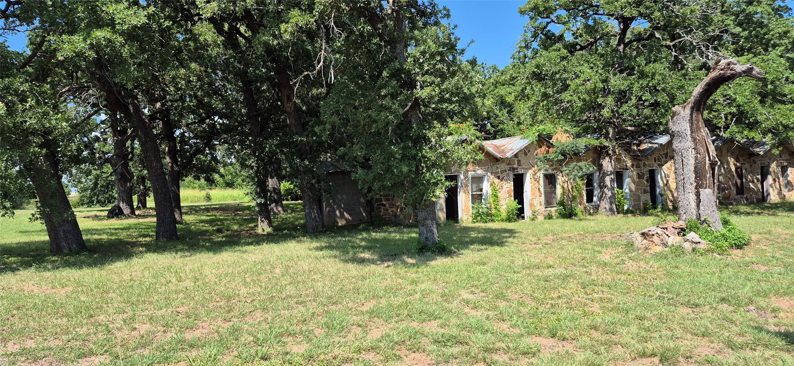 Single Family Residence For Sale in Montague County , 166 Seldon Loop, Bowie, Texas 76230, 3 Bedroom, 2 Bathroom, Garage spaces, 1,044 Sqft, built in 1960, mls#21324915, Real Estate Agent in Bowie, Homes For Sale in Montague county, Homes For Sale in Bowie, Realtor in Bowie Texas, Real Estate Brokerage Independent Realty Texas, Luminita Cordes Realtor
