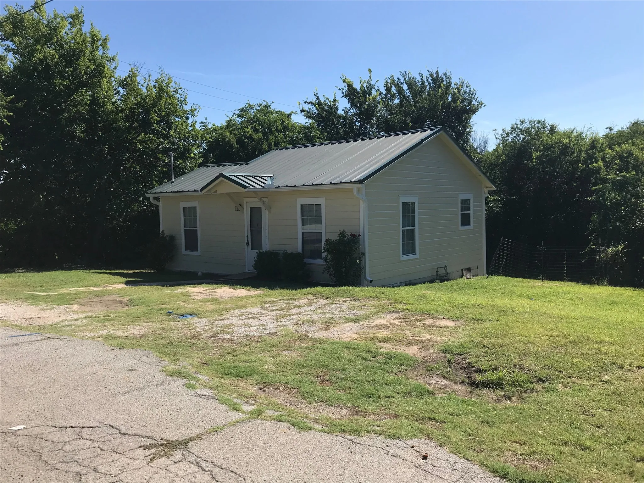 Single Family Residence For Sale in Parker County , 416 Shannon Street, Weatherford, Texas 76086, 1 Bedroom, 1 Bathroom, Garage spaces, 667 Sqft, built in 1950, Price $149,500, mls#21327868, Real Estate Agent in Weatherford, Homes For Sale in Parker county, Homes For Sale in Weatherford, Realtor in Weatherford Texas, Real Estate Brokerage Independent Realty Texas, Luminita Cordes Realtor