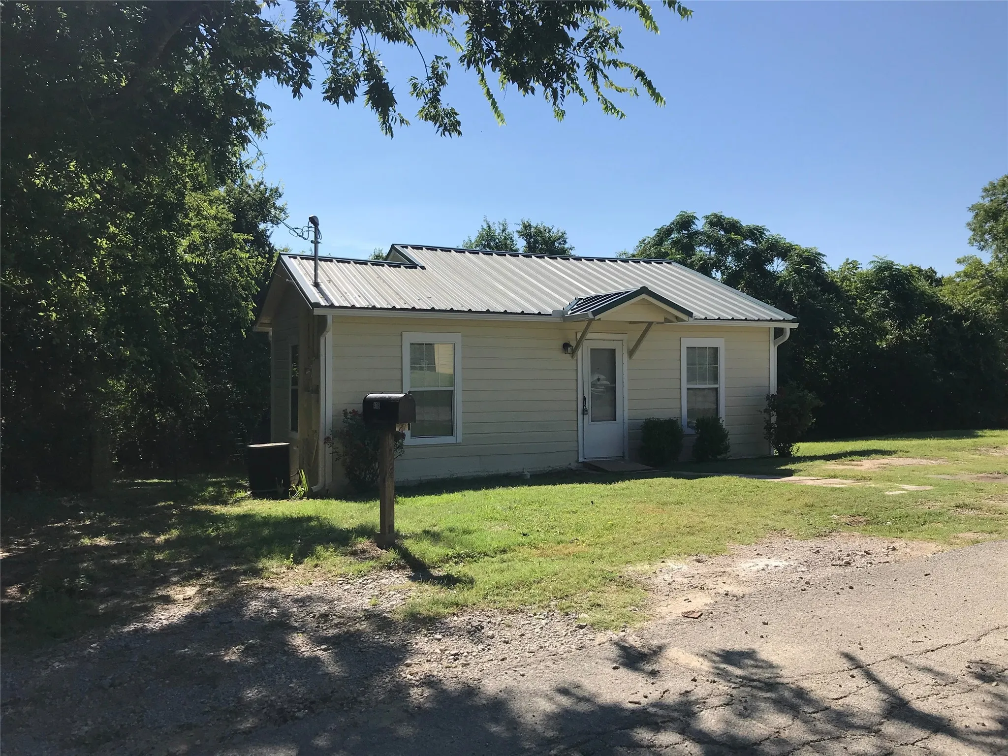 Single Family Residence For Sale in Parker County , 416 Shannon Street, Weatherford, Texas 76086, 1 Bedroom, 1 Bathroom, Garage spaces, 667 Sqft, built in 1950, Price $149,500, mls#21327868, Real Estate Agent in Weatherford, Homes For Sale in Parker county, Homes For Sale in Weatherford, Realtor in Weatherford Texas, Real Estate Brokerage Independent Realty Texas, Luminita Cordes Realtor