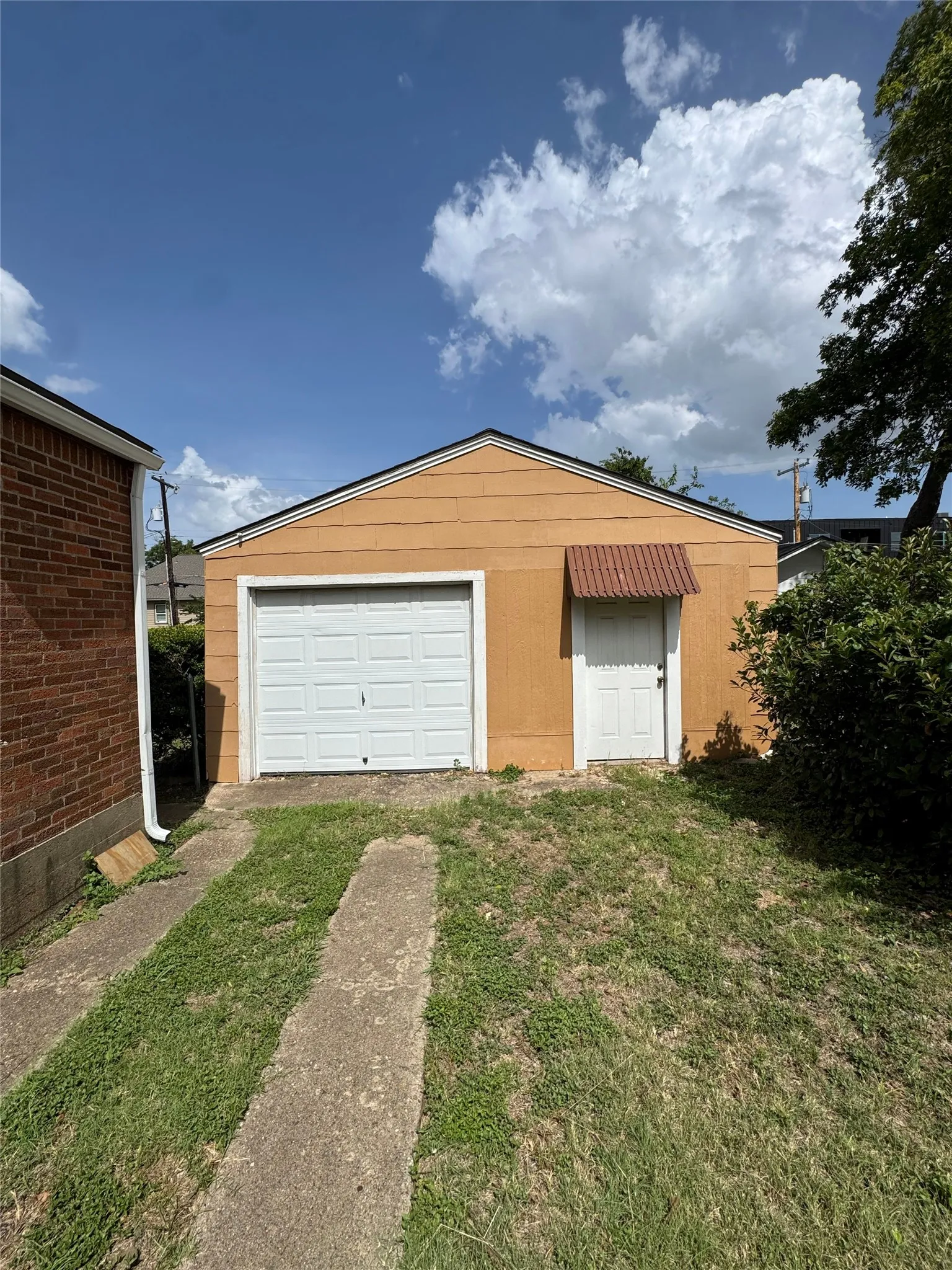 Single Family Residence For Rent in Tarrant County , 3241 Sandage Avenue, Fort Worth, Texas 76109, 3 Bedroom, 2 Bathroom, Garage spaces, 1,115 Sqft, built in 1946, mls#21328085, Real Estate Agent in Fort Worth, Homes For Rent in Tarrant county, Homes For Rent in Fort Worth, Realtor in Fort Worth Texas, Real Estate Brokerage Independent Realty Texas, Luminita Cordes Realtor