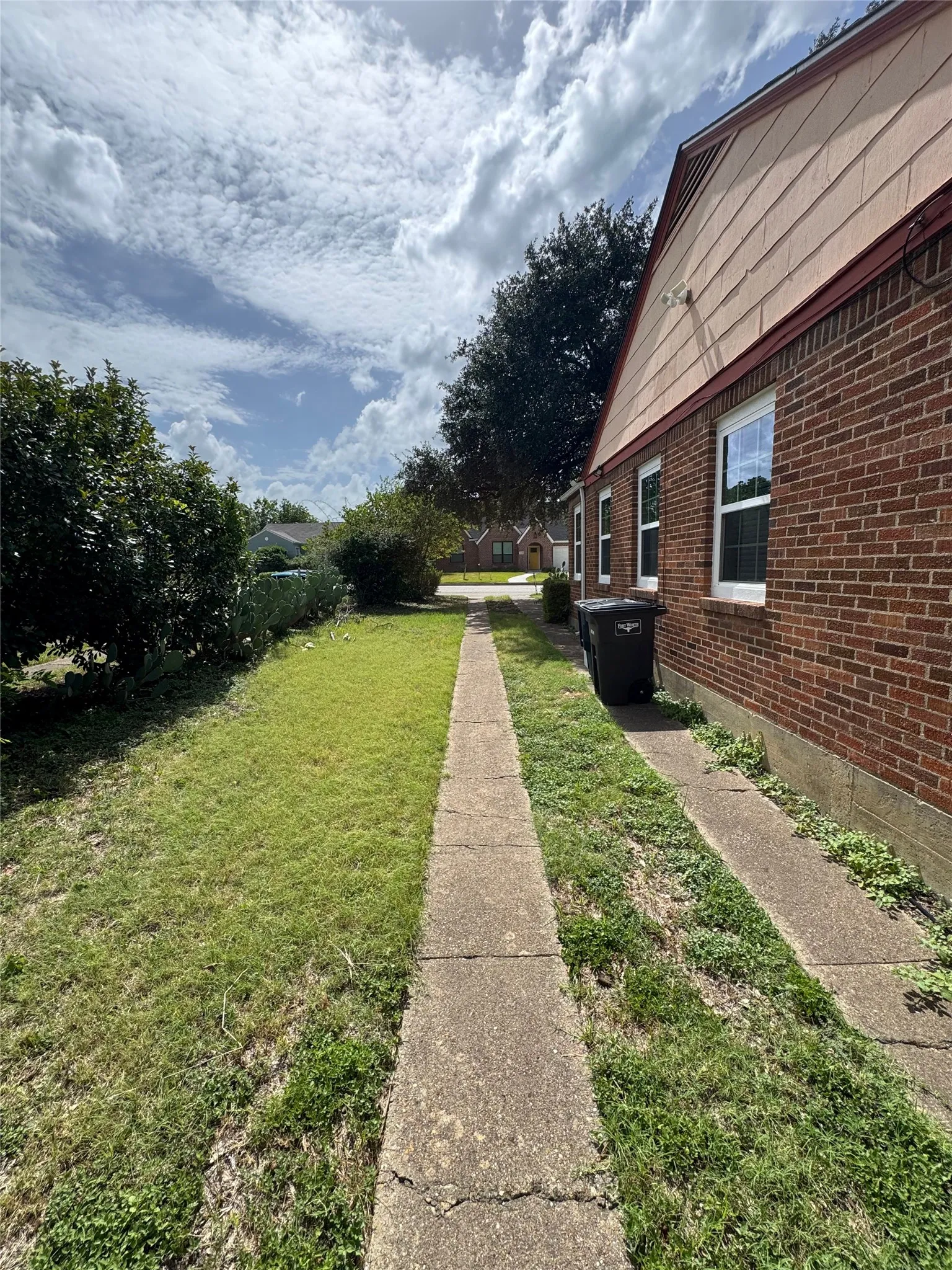 Single Family Residence For Rent in Tarrant County , 3241 Sandage Avenue, Fort Worth, Texas 76109, 3 Bedroom, 2 Bathroom, Garage spaces, 1,115 Sqft, built in 1946, mls#21328085, Real Estate Agent in Fort Worth, Homes For Rent in Tarrant county, Homes For Rent in Fort Worth, Realtor in Fort Worth Texas, Real Estate Brokerage Independent Realty Texas, Luminita Cordes Realtor