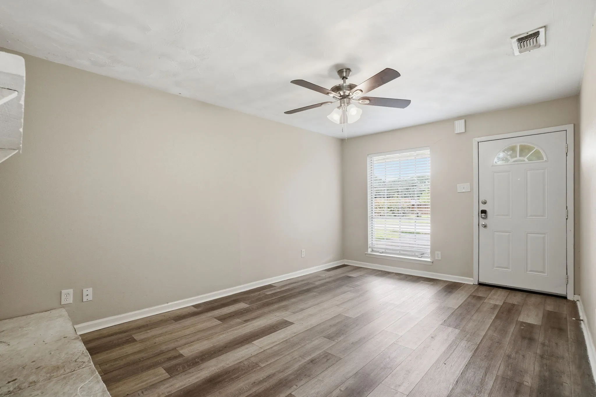 Single Family Residence For Sale in Dallas County , 2301 Narobi Place, Mesquite, Texas 75149, 3 Bedroom, 1 Bathroom, 1 Garage spaces, 1,084 Sqft, built in 1961, mls#21282260, Real Estate Agent in Mesquite, Homes For Sale in Dallas county, Homes For Sale in Mesquite, Realtor in Mesquite Texas, Real Estate Brokerage Independent Realty Texas, Luminita Cordes Realtor
