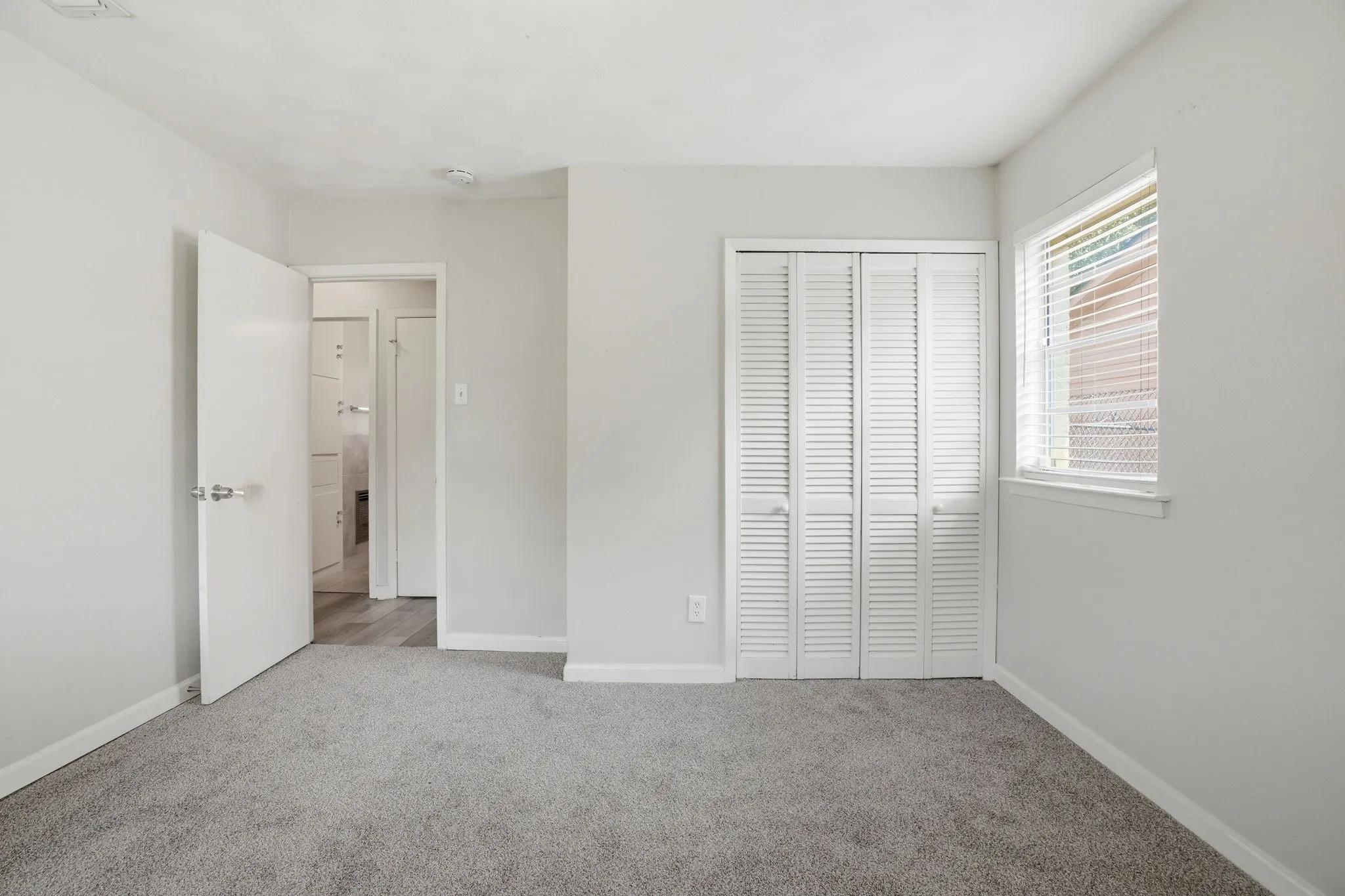 Single Family Residence For Sale in Dallas County , 2301 Narobi Place, Mesquite, Texas 75149, 3 Bedroom, 1 Bathroom, 1 Garage spaces, 1,084 Sqft, built in 1961, mls#21282260, Real Estate Agent in Mesquite, Homes For Sale in Dallas county, Homes For Sale in Mesquite, Realtor in Mesquite Texas, Real Estate Brokerage Independent Realty Texas, Luminita Cordes Realtor