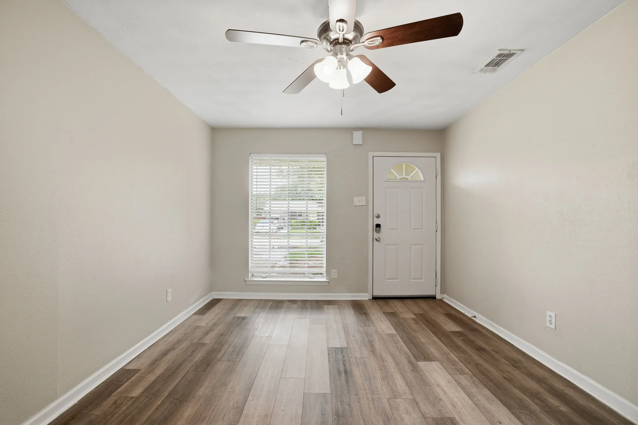 Single Family Residence For Sale in Dallas County , 2301 Narobi Place, Mesquite, Texas 75149, 3 Bedroom, 1 Bathroom, 1 Garage spaces, 1,084 Sqft, built in 1961, mls#21282260, Real Estate Agent in Mesquite, Homes For Sale in Dallas county, Homes For Sale in Mesquite, Realtor in Mesquite Texas, Real Estate Brokerage Independent Realty Texas, Luminita Cordes Realtor