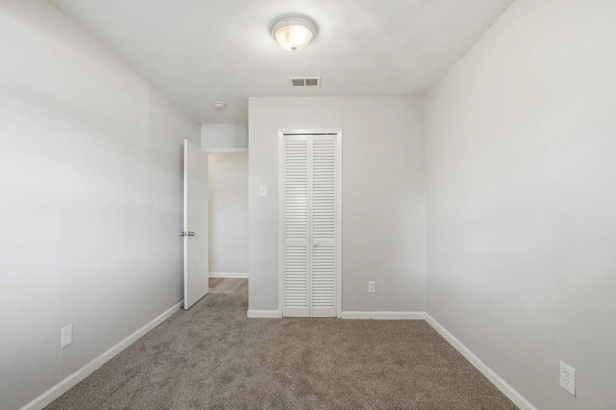 Single Family Residence For Sale in Dallas County , 2301 Narobi Place, Mesquite, Texas 75149, 3 Bedroom, 1 Bathroom, 1 Garage spaces, 1,084 Sqft, built in 1961, mls#21282260, Real Estate Agent in Mesquite, Homes For Sale in Dallas county, Homes For Sale in Mesquite, Realtor in Mesquite Texas, Real Estate Brokerage Independent Realty Texas, Luminita Cordes Realtor
